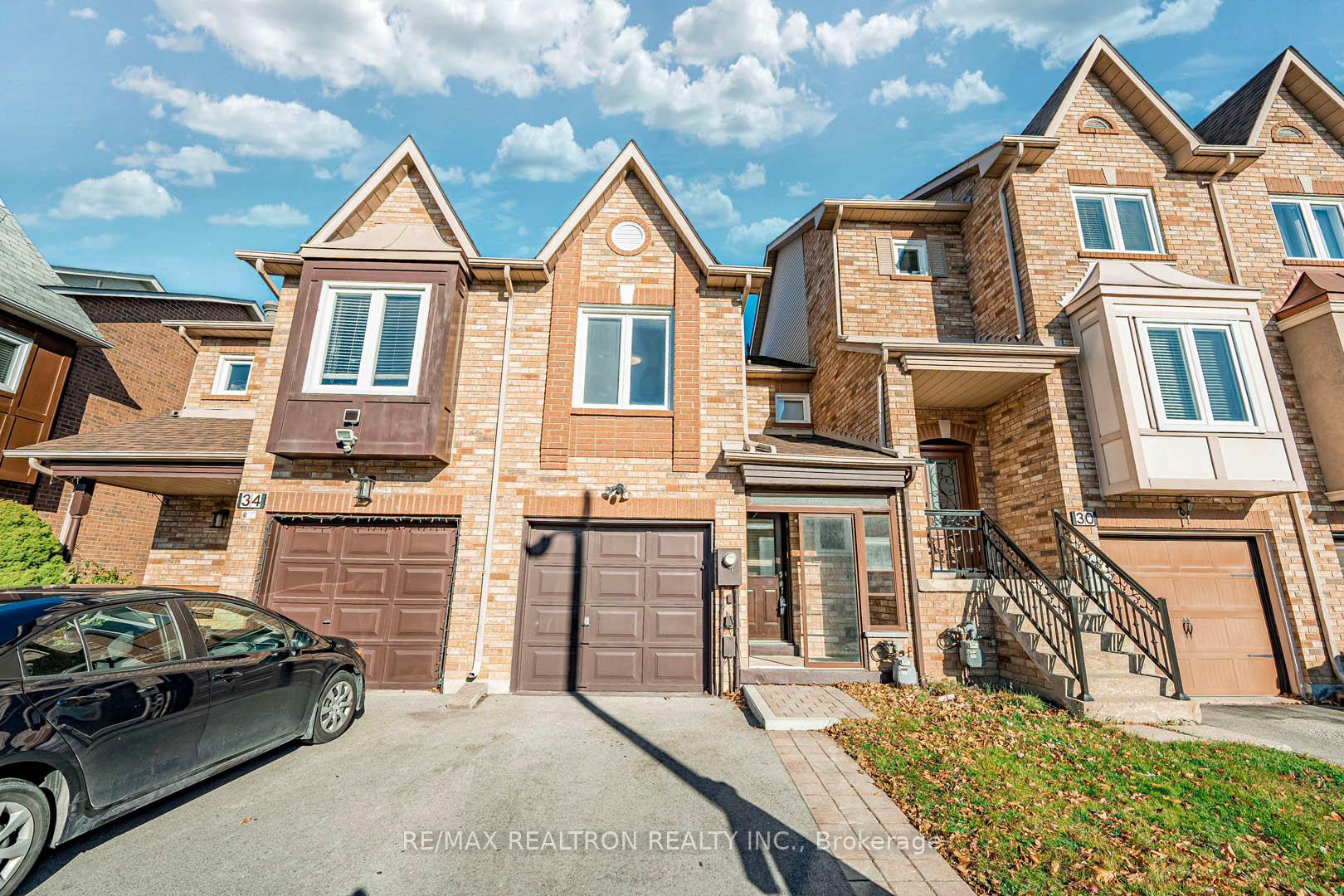 Photo 2 of 32 Kelso Crescent, Vaughan, Maple — HOMEH