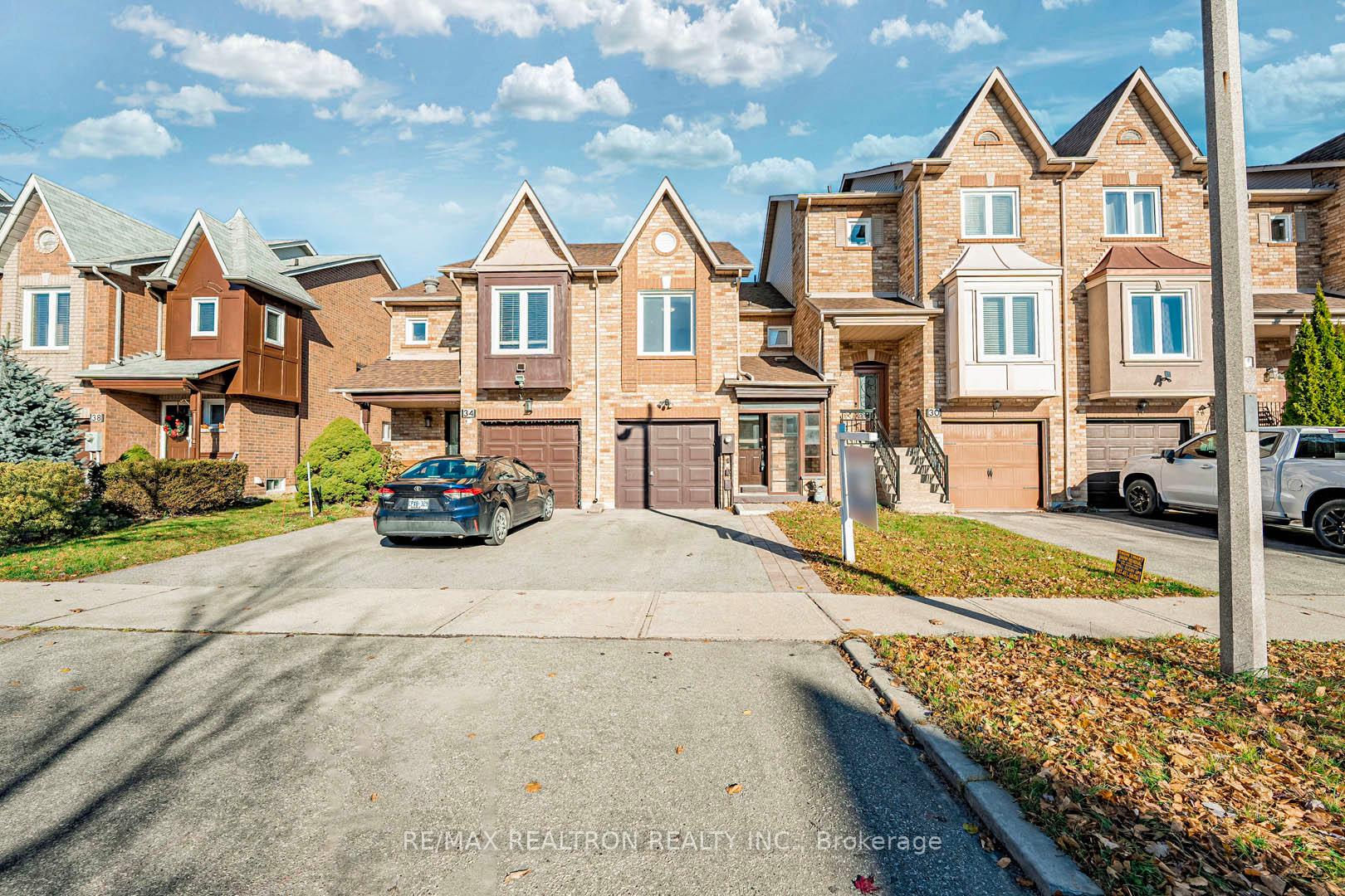 Photo 3 of 32 Kelso Crescent, Vaughan, Maple — HOMEH
