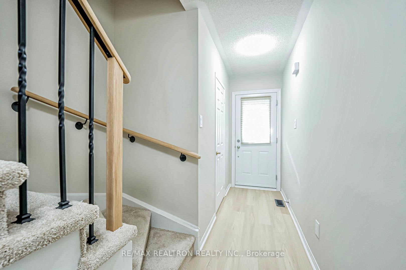 Photo 5 of 32 Kelso Crescent, Vaughan, Maple — HOMEH