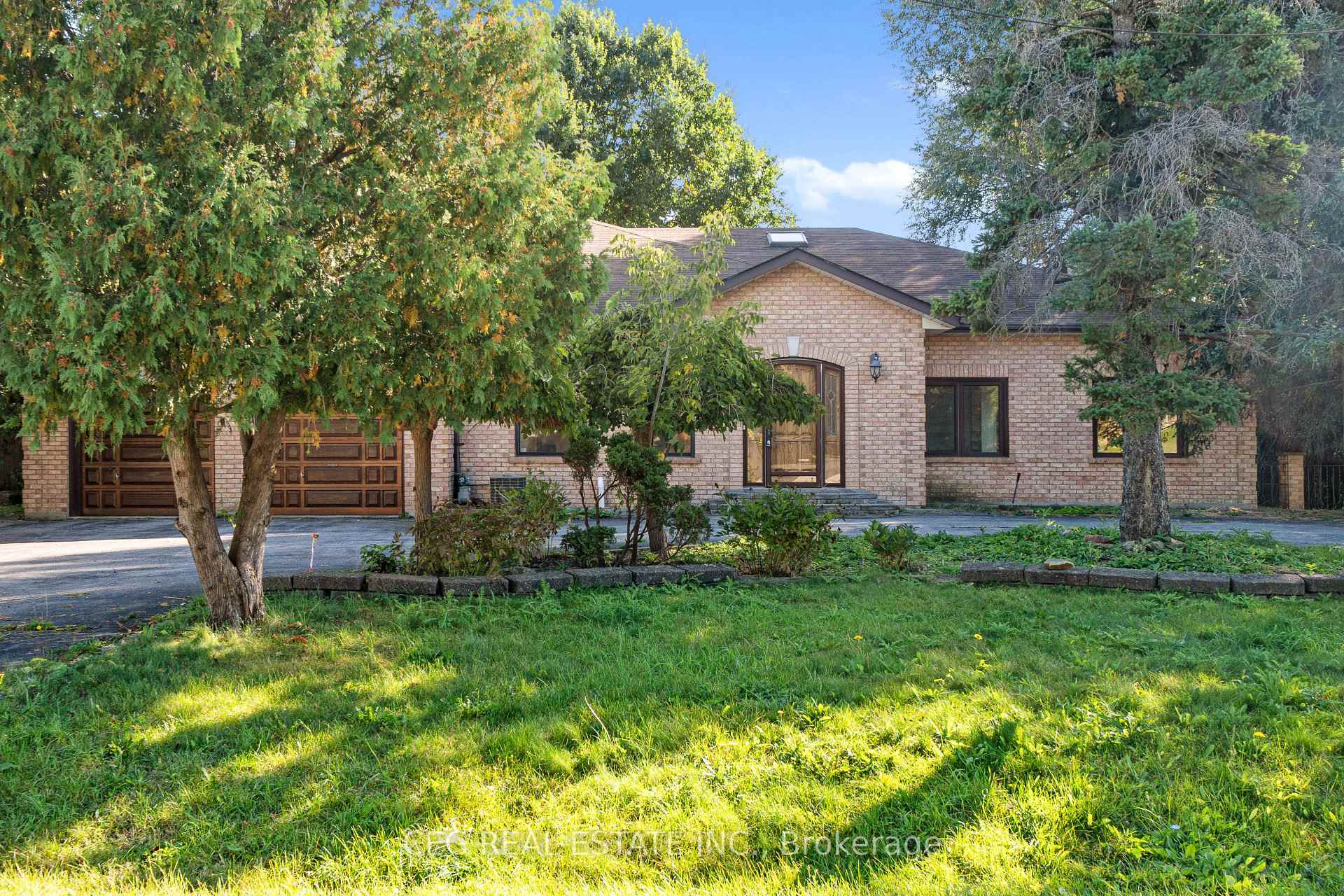 Photo 2 of 19 Helen Avenue, Vaughan, Uplands — HOMEH