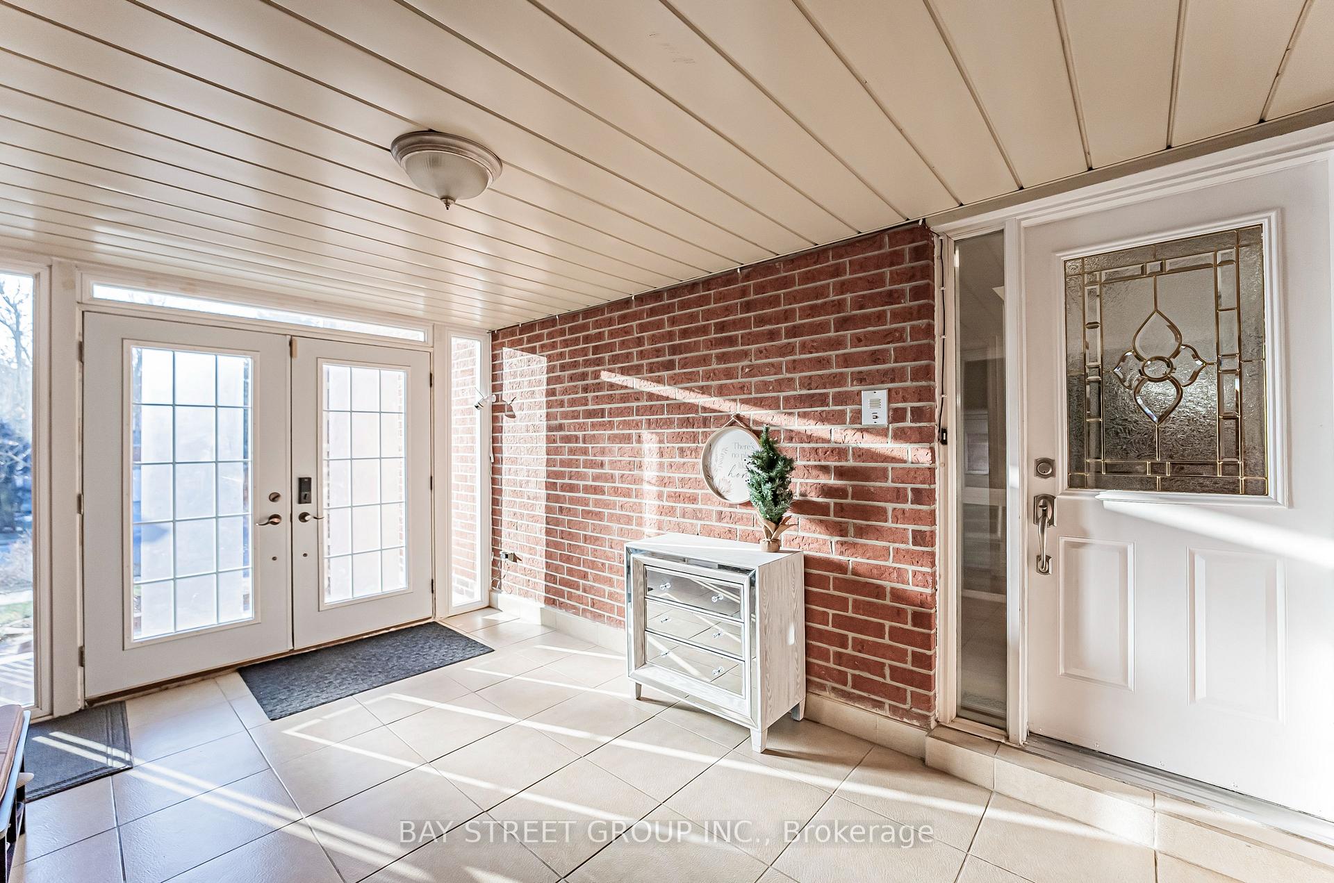 Photo 3 of 36 Pinewood Drive, Vaughan, Crestwood-Springfarm-Yorkhill — HOMEH