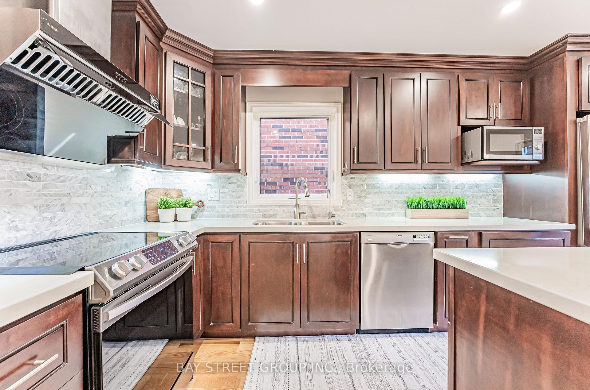 Photo 11 of 36 Pinewood Drive, Vaughan, Crestwood-Springfarm-Yorkhill — HOMEH