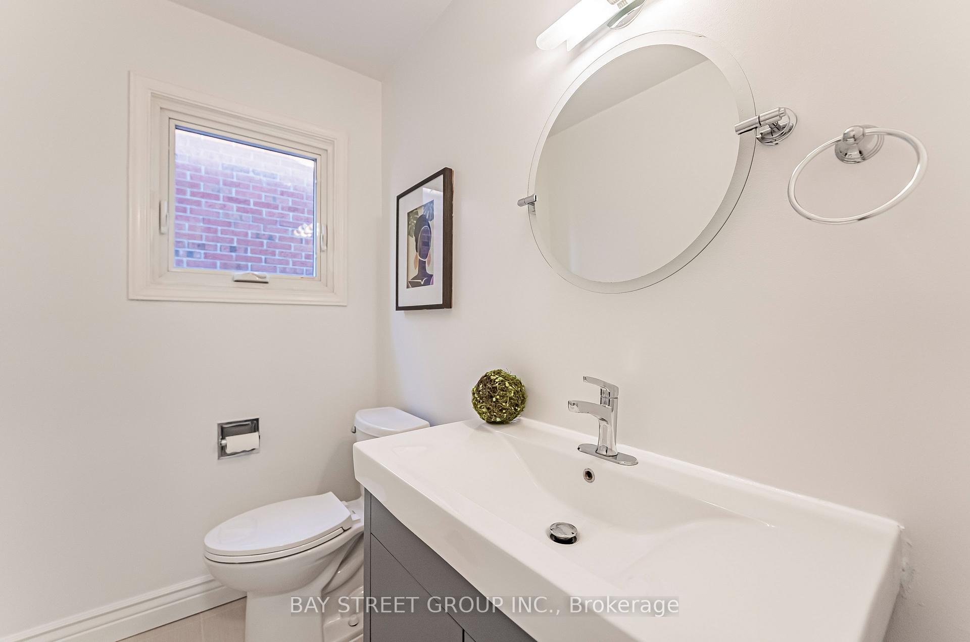 Photo 12 of 36 Pinewood Drive, Vaughan, Crestwood-Springfarm-Yorkhill — HOMEH