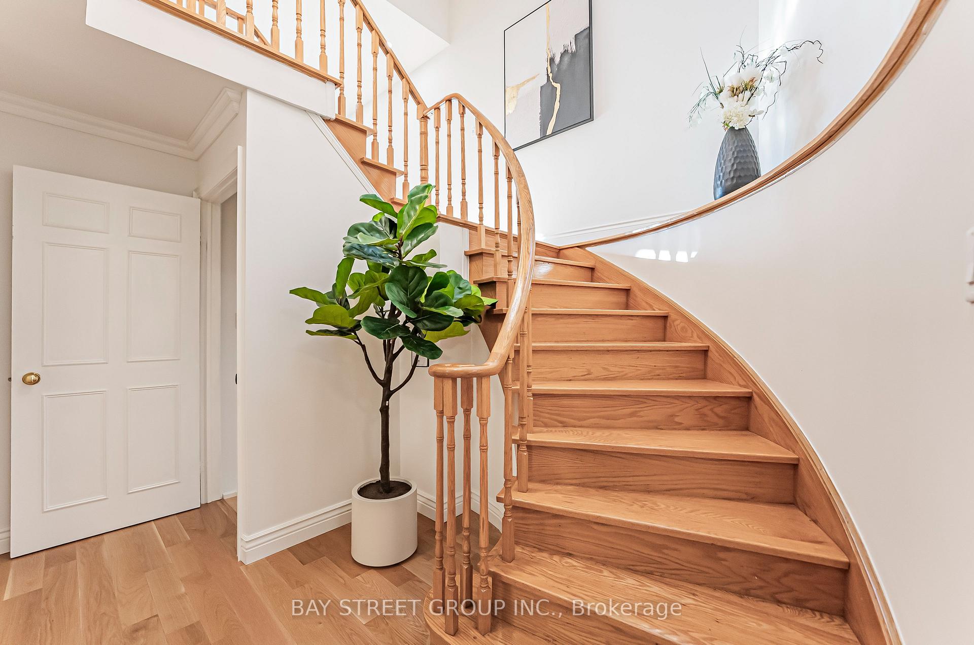 Photo 13 of 36 Pinewood Drive, Vaughan, Crestwood-Springfarm-Yorkhill — HOMEH
