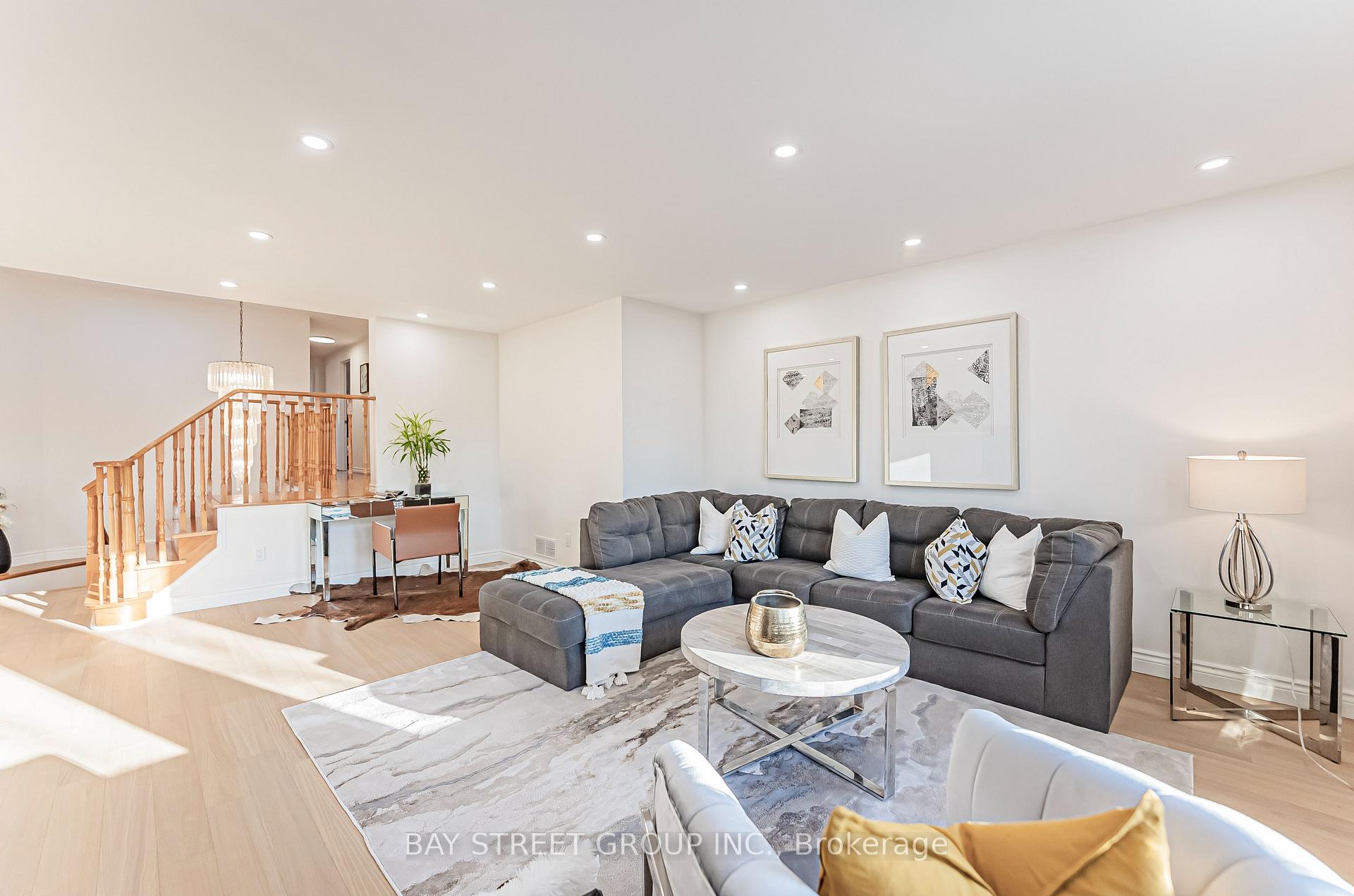 Photo 15 of 36 Pinewood Drive, Vaughan, Crestwood-Springfarm-Yorkhill — HOMEH