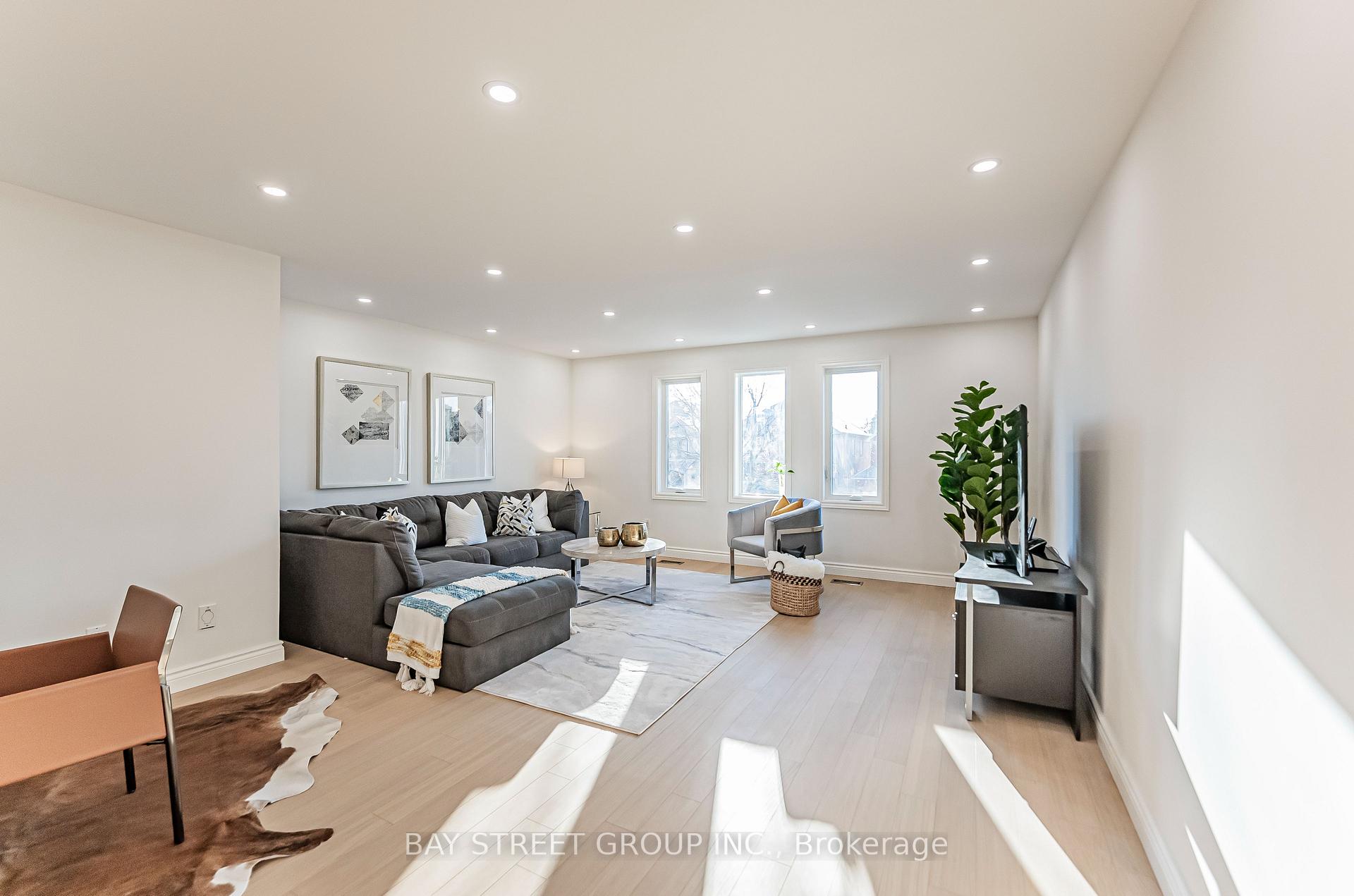 Photo 16 of 36 Pinewood Drive, Vaughan, Crestwood-Springfarm-Yorkhill — HOMEH