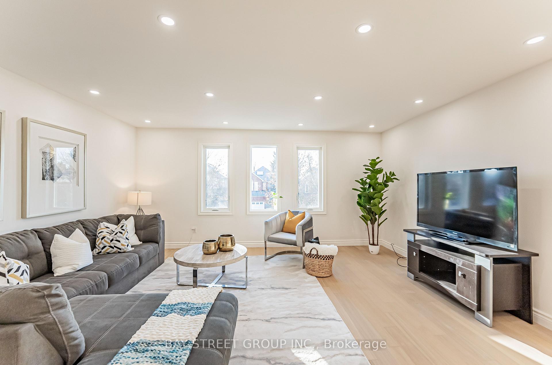 Photo 17 of 36 Pinewood Drive, Vaughan, Crestwood-Springfarm-Yorkhill — HOMEH