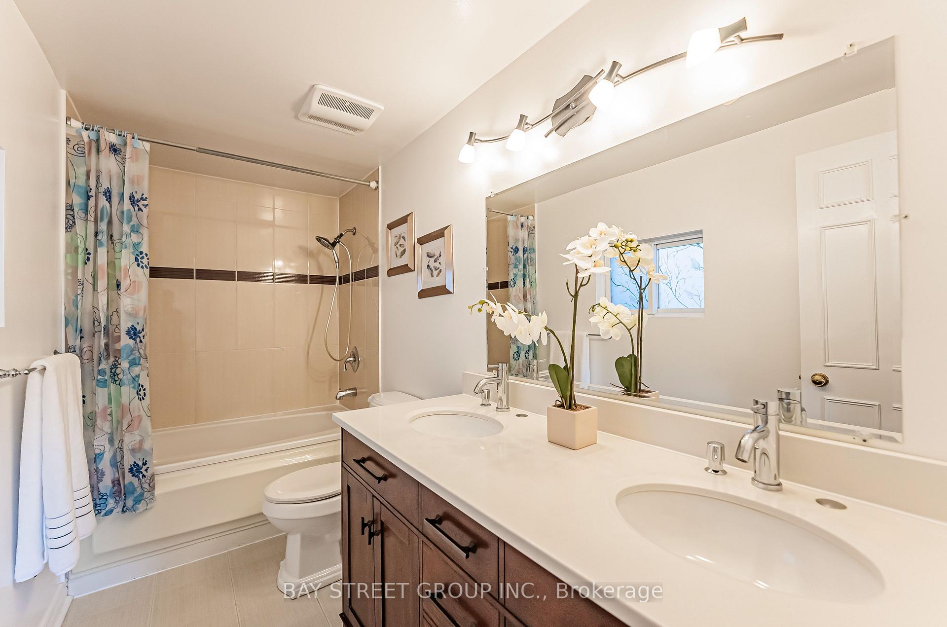 Photo 21 of 36 Pinewood Drive, Vaughan, Crestwood-Springfarm-Yorkhill — HOMEH