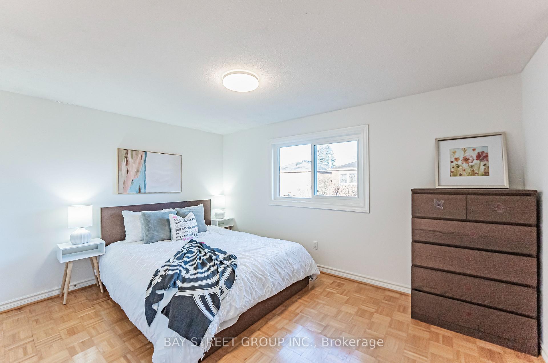 Photo 23 of 36 Pinewood Drive, Vaughan, Crestwood-Springfarm-Yorkhill — HOMEH