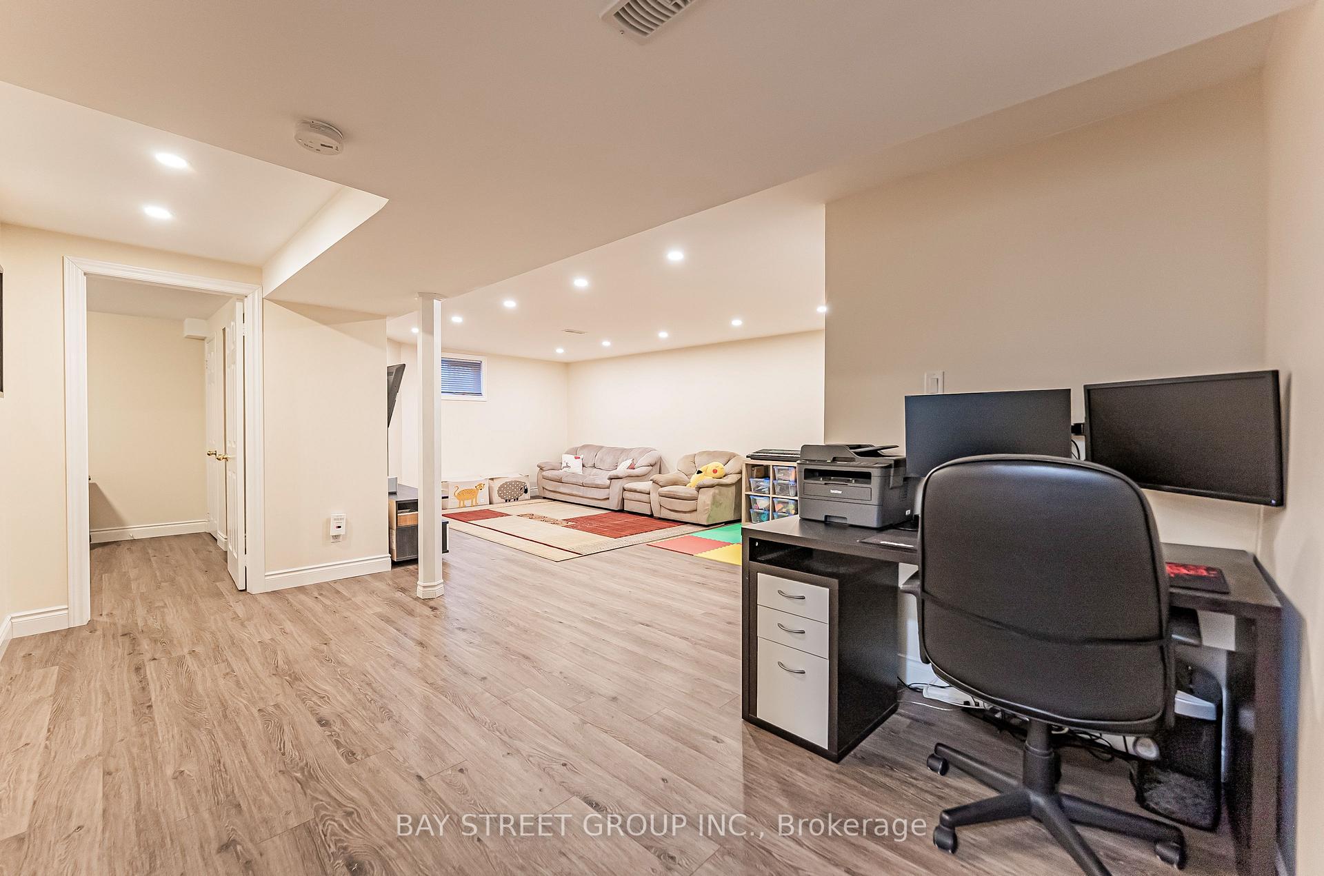 Photo 26 of 36 Pinewood Drive, Vaughan, Crestwood-Springfarm-Yorkhill — HOMEH