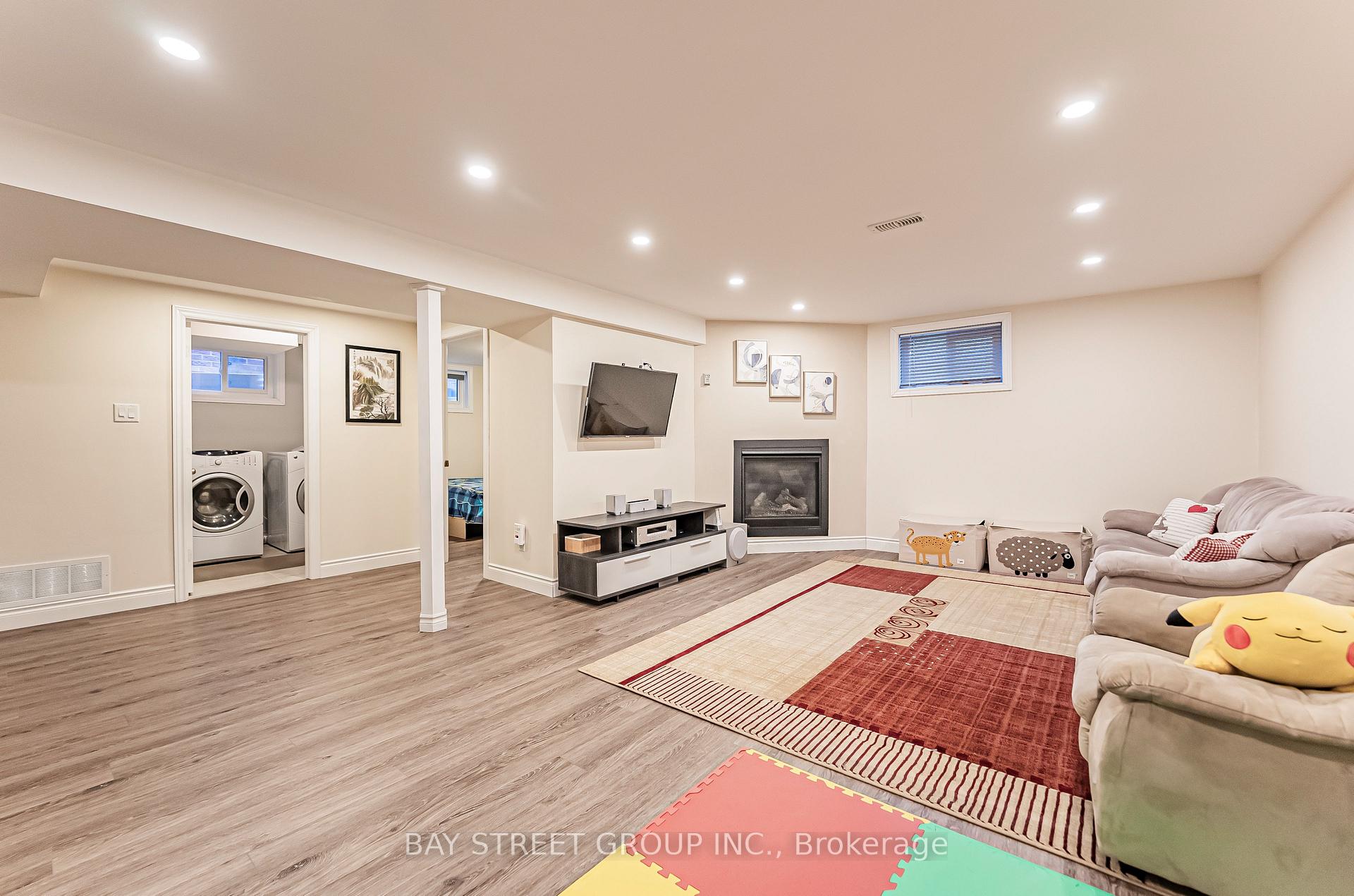 Photo 27 of 36 Pinewood Drive, Vaughan, Crestwood-Springfarm-Yorkhill — HOMEH