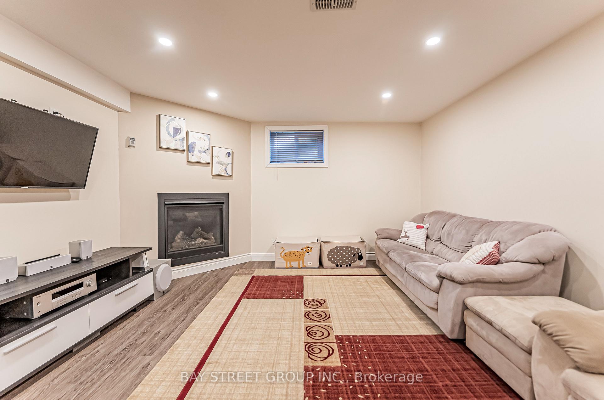 Photo 28 of 36 Pinewood Drive, Vaughan, Crestwood-Springfarm-Yorkhill — HOMEH