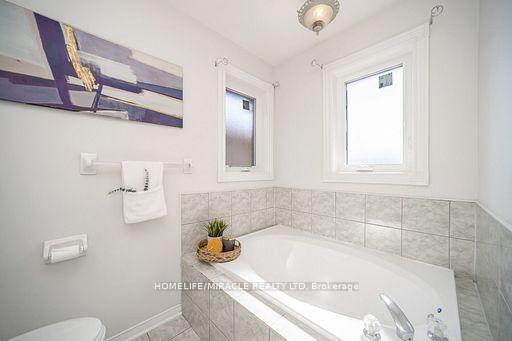 Photo 4 of 21 National Crescent, Brampton, Snelgrove — HOMEH