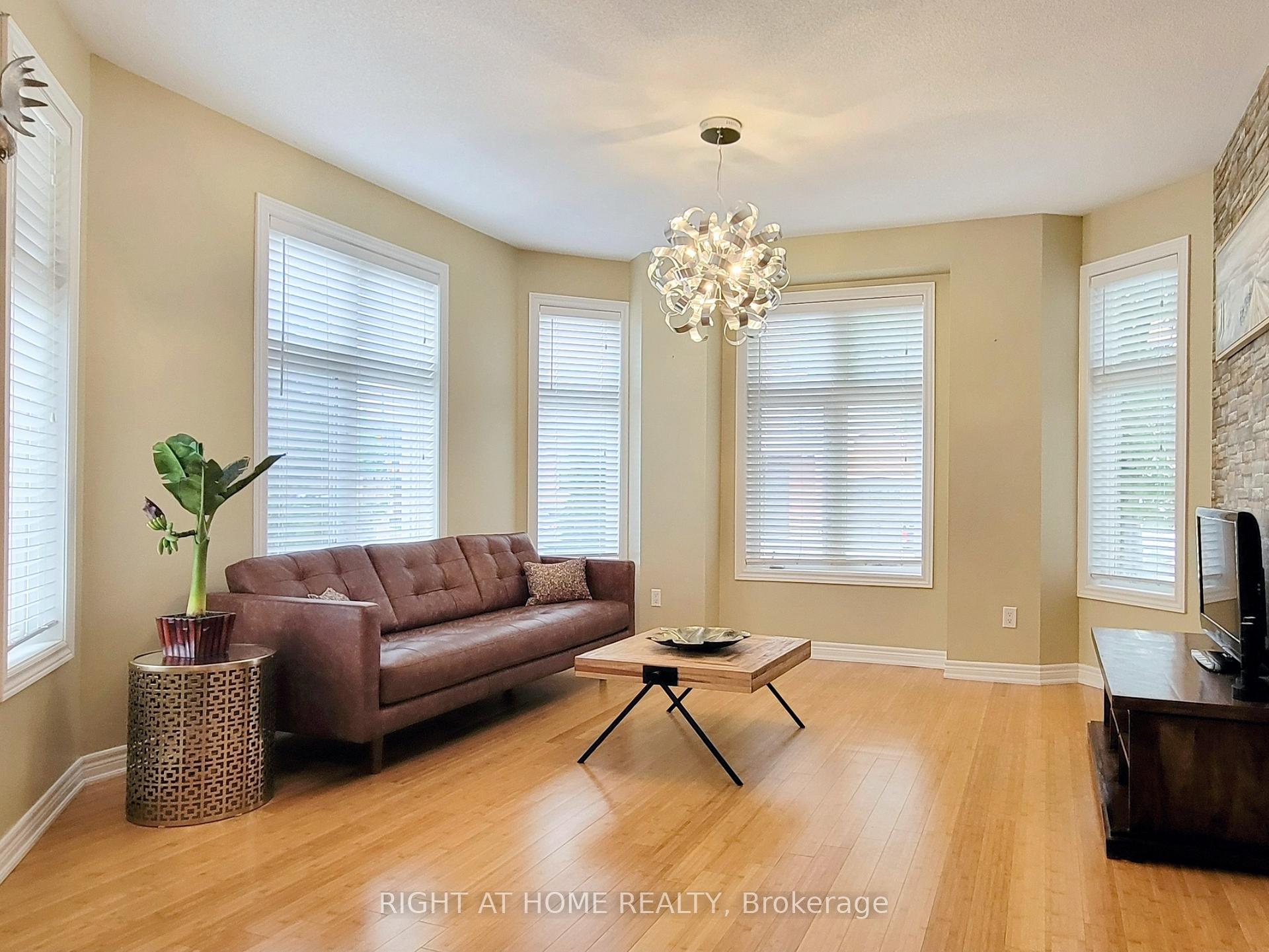 Photo 4 of 75 Vittorio De Luca Drive, Vaughan, East Woodbridge — HOMEH
