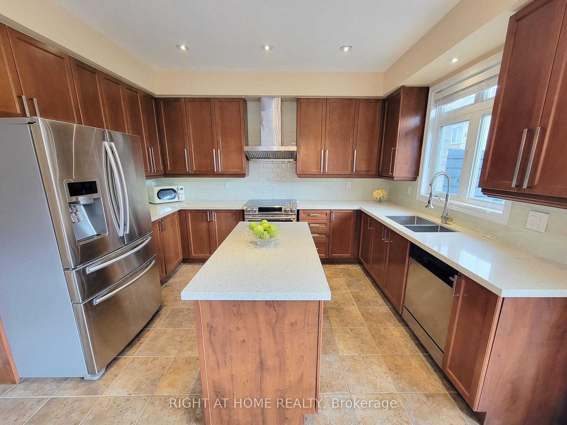 Photo 5 of 75 Vittorio De Luca Drive, Vaughan, East Woodbridge — HOMEH