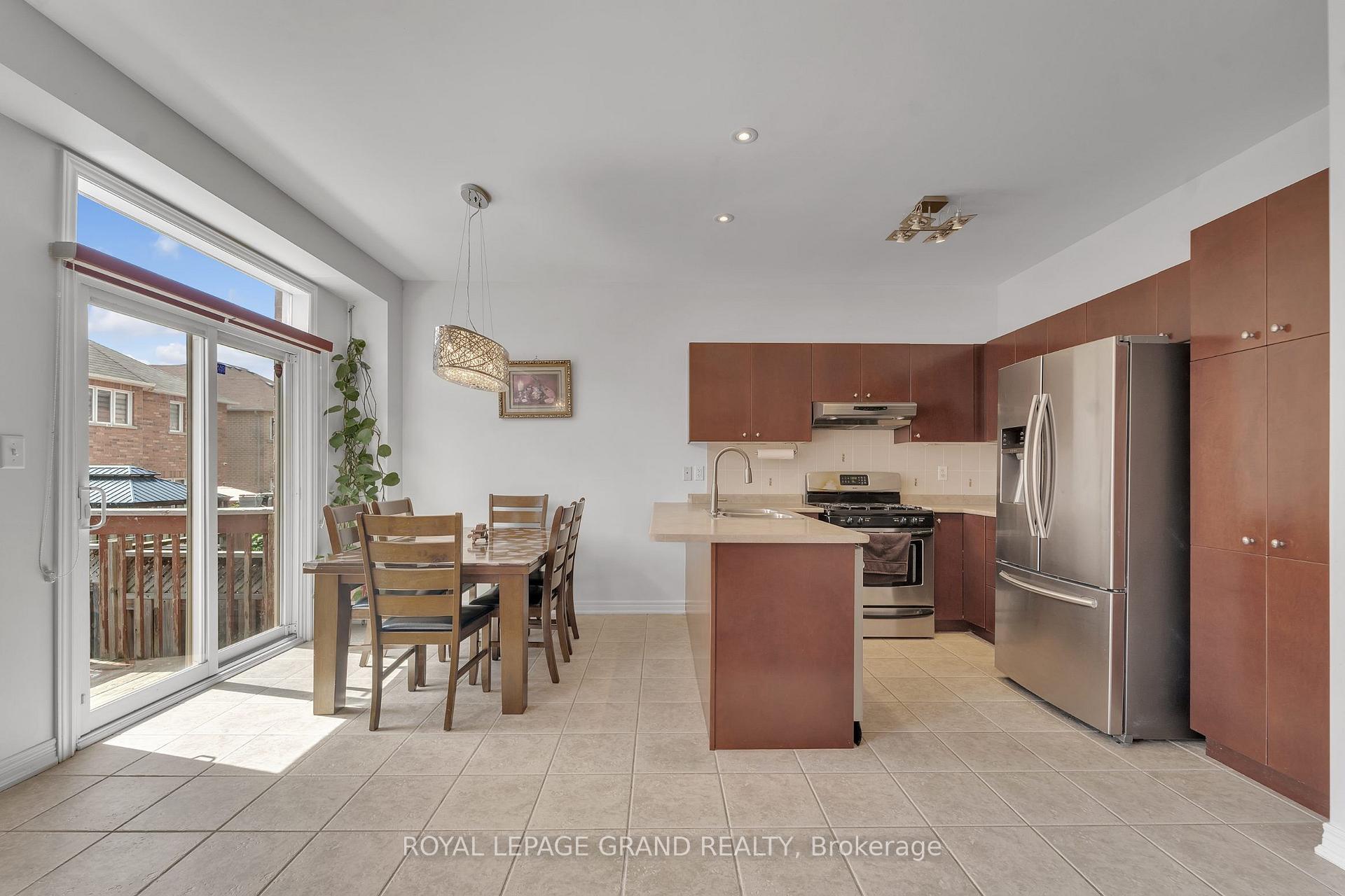 Photo 8 of 38 Totten Drive, Brampton, Sandringham-Wellington — HOMEH