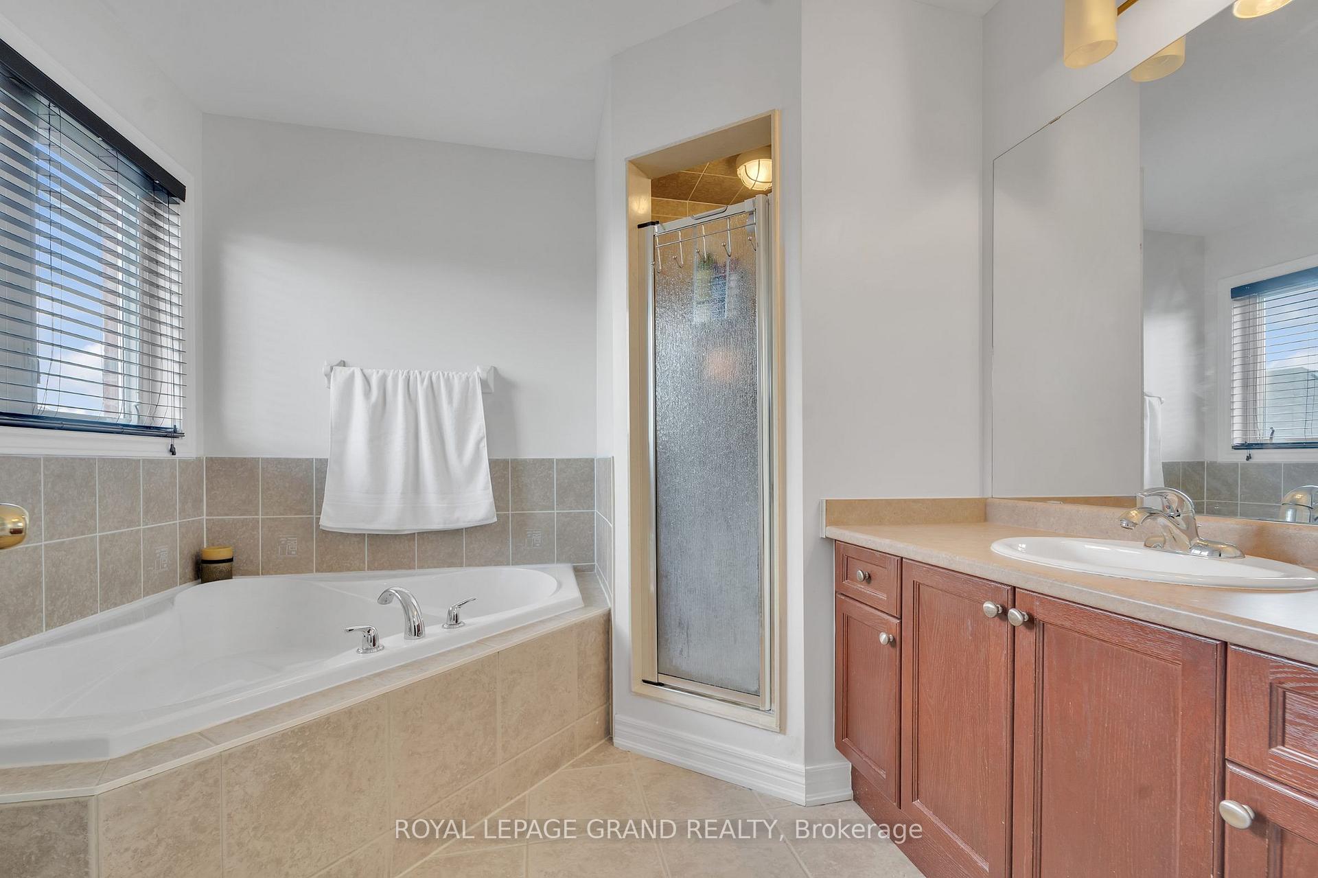 Photo 13 of 38 Totten Drive, Brampton, Sandringham-Wellington — HOMEH