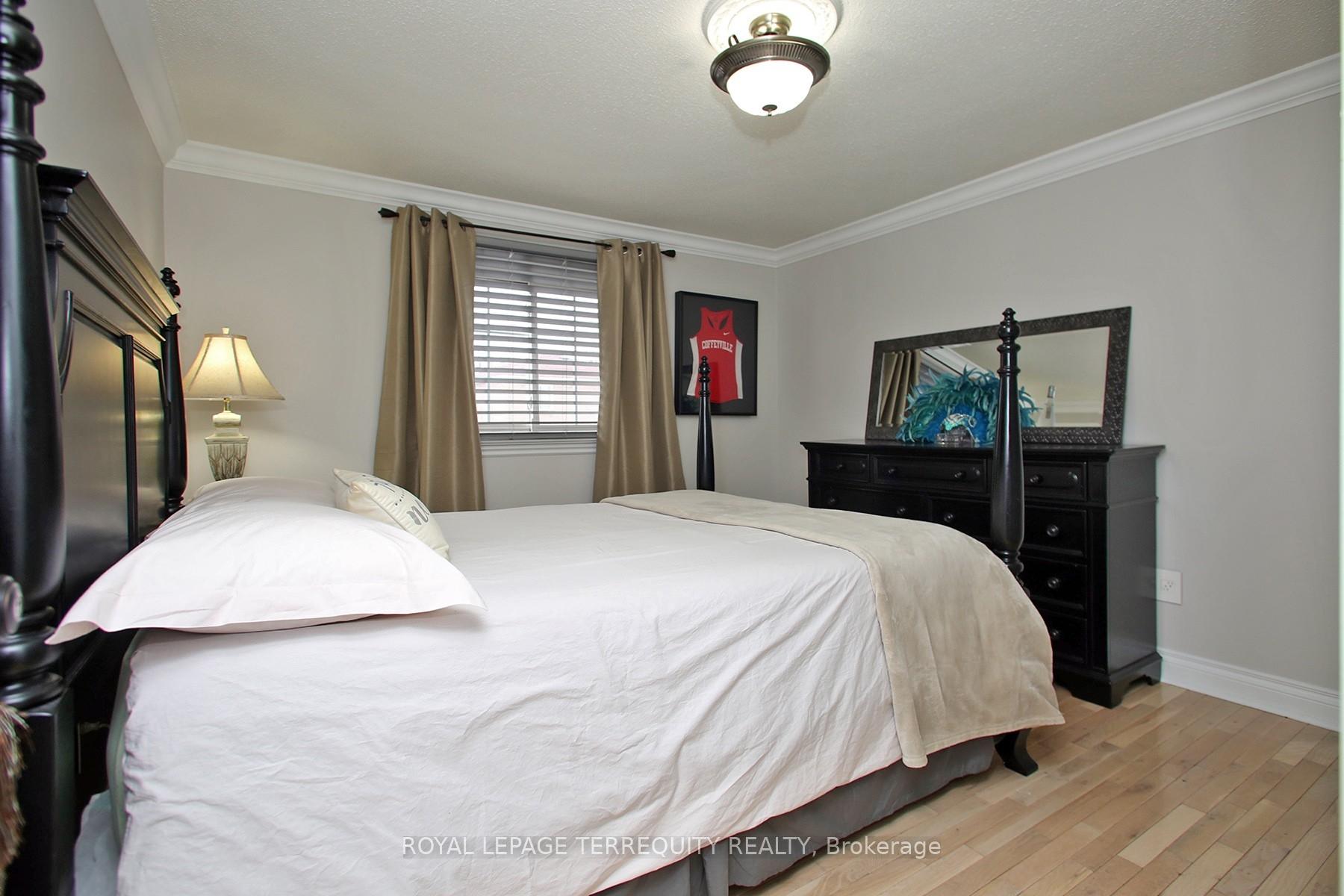 Photo 21 of 40 Large Crescent, Ajax, Central — HOMEH