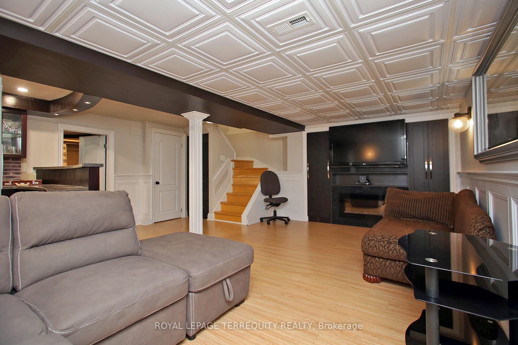 Photo 24 of 40 Large Crescent, Ajax, Central — HOMEH