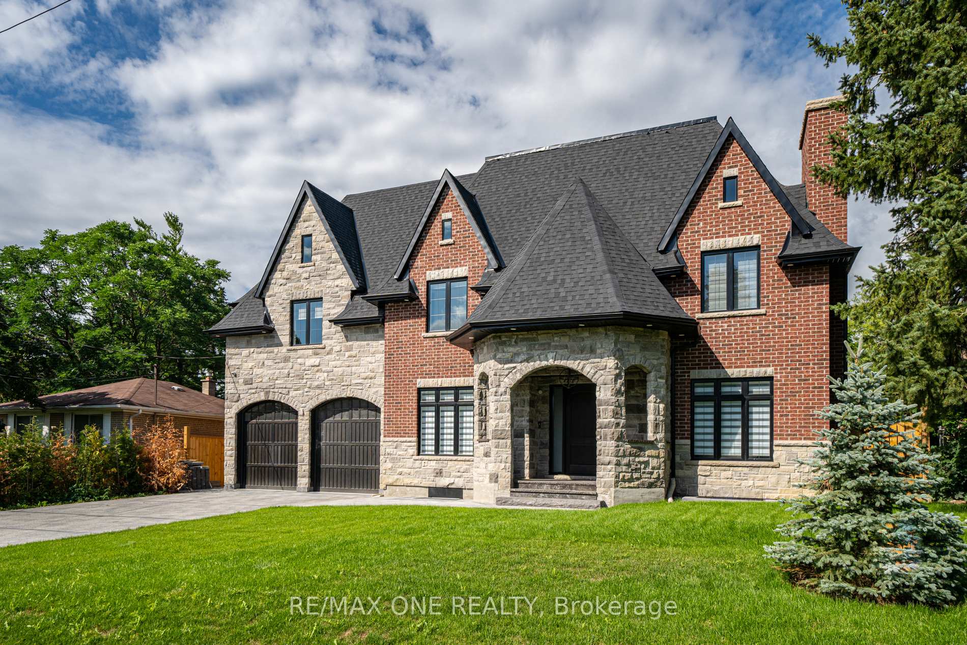 Photo 2 of 14 Clemson Crescent, Vaughan, Maple — HOMEH