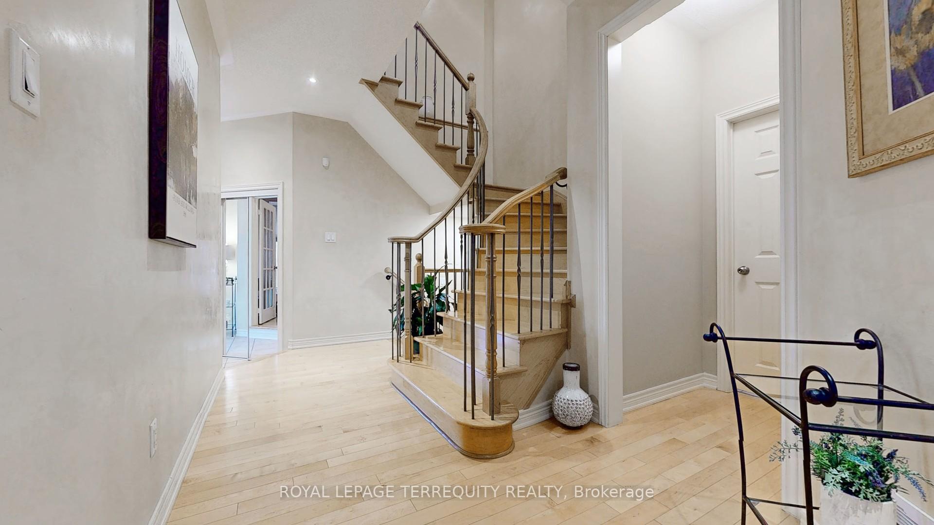 Photo 5 of 120 Guery Crescent, Vaughan, East Woodbridge — HOMEH