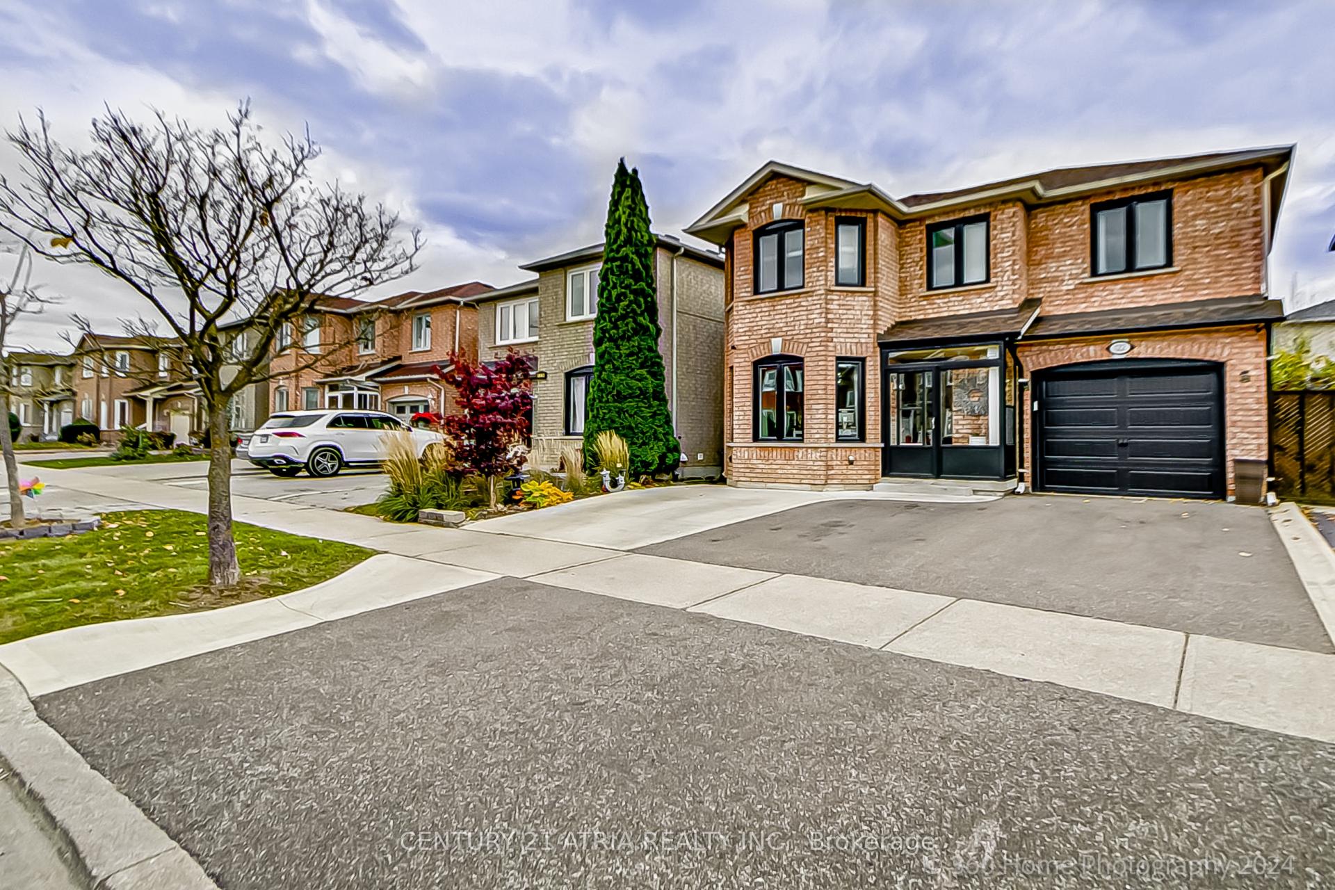 Photo 3 of 122 Denton Circle, Vaughan, Maple — HOMEH