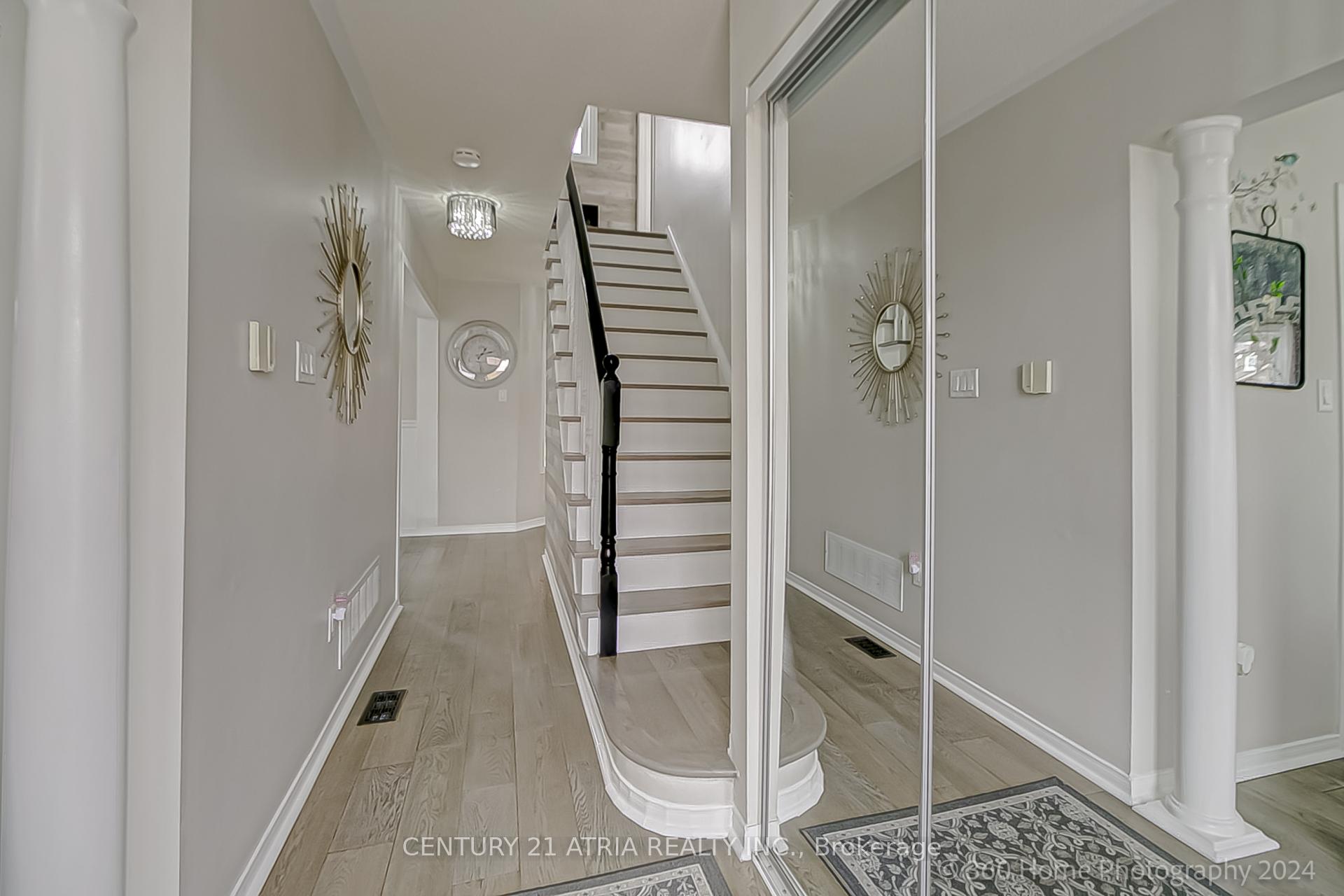 Photo 4 of 122 Denton Circle, Vaughan, Maple — HOMEH
