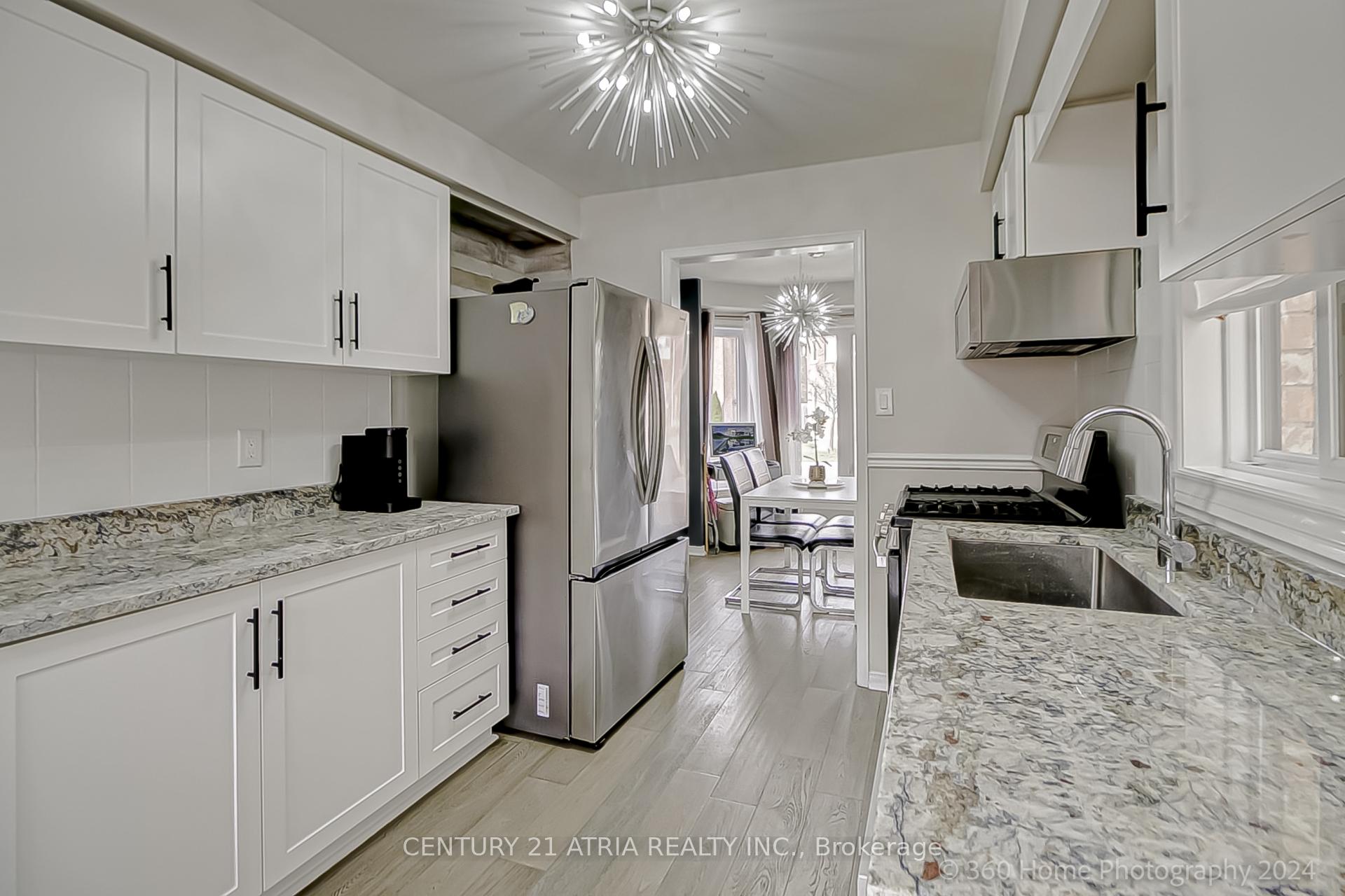 Photo 9 of 122 Denton Circle, Vaughan, Maple — HOMEH