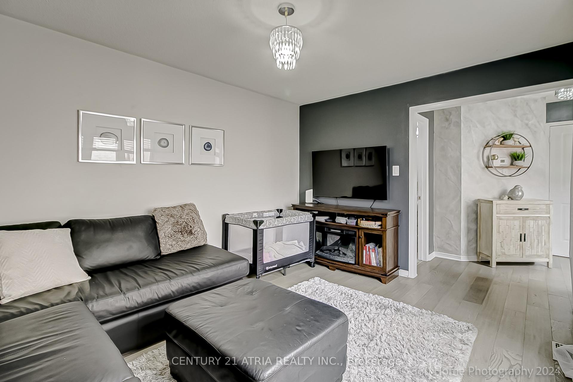 Photo 12 of 122 Denton Circle, Vaughan, Maple — HOMEH