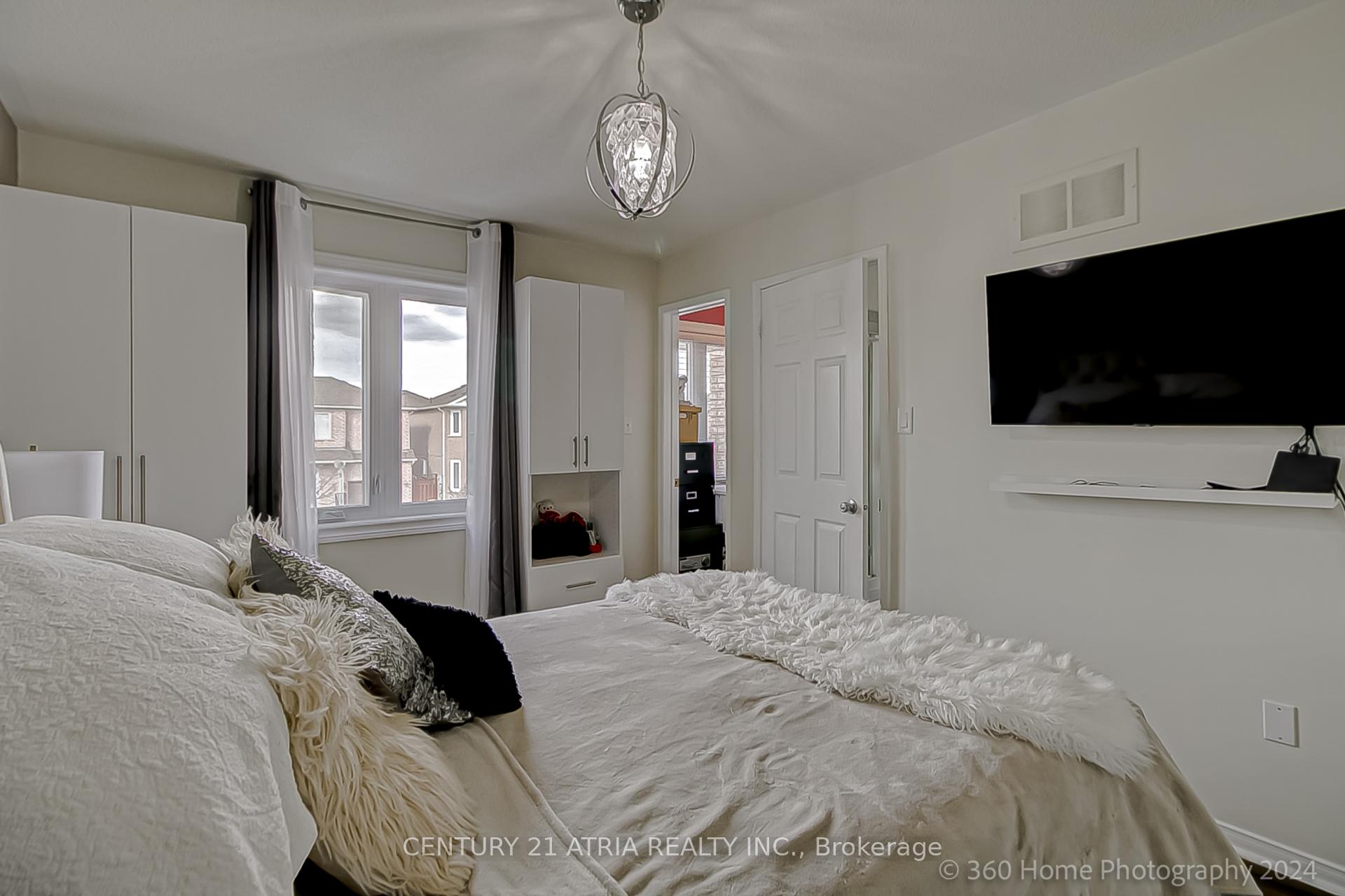 Photo 16 of 122 Denton Circle, Vaughan, Maple — HOMEH