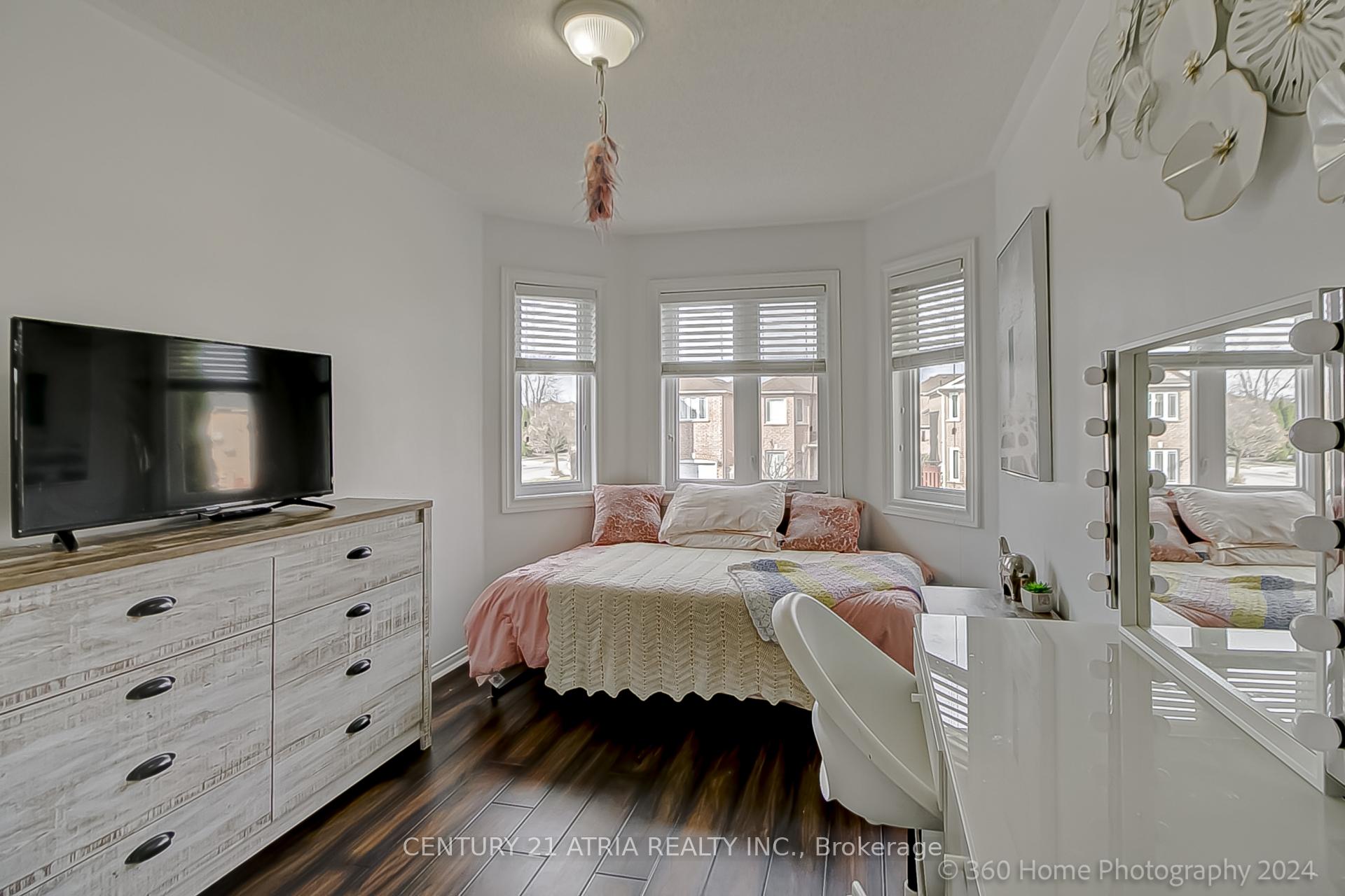 Photo 17 of 122 Denton Circle, Vaughan, Maple — HOMEH