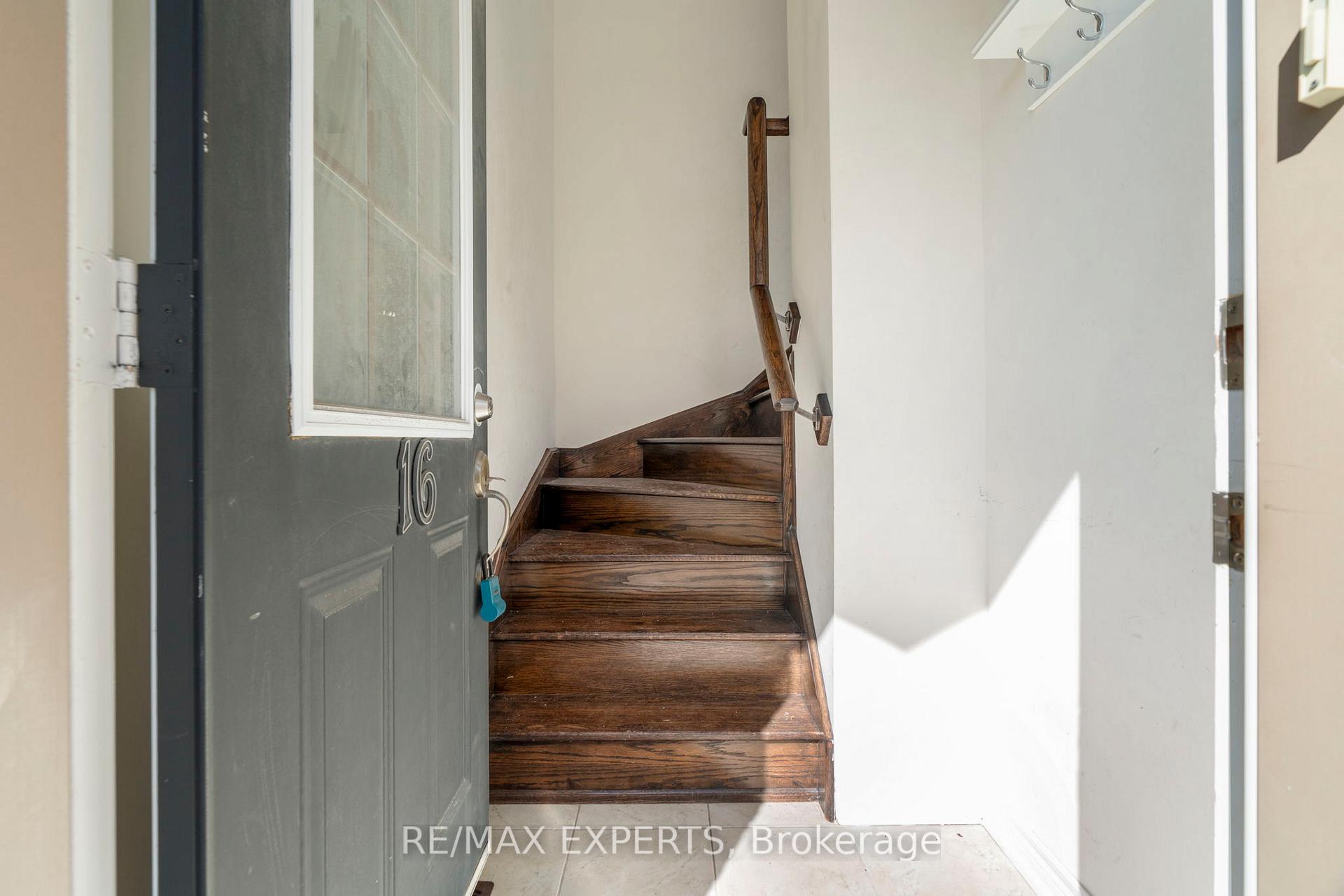 Photo 4 of Unit 16, 10 Porter Avenue W, Vaughan, West Woodbridge — HOMEH