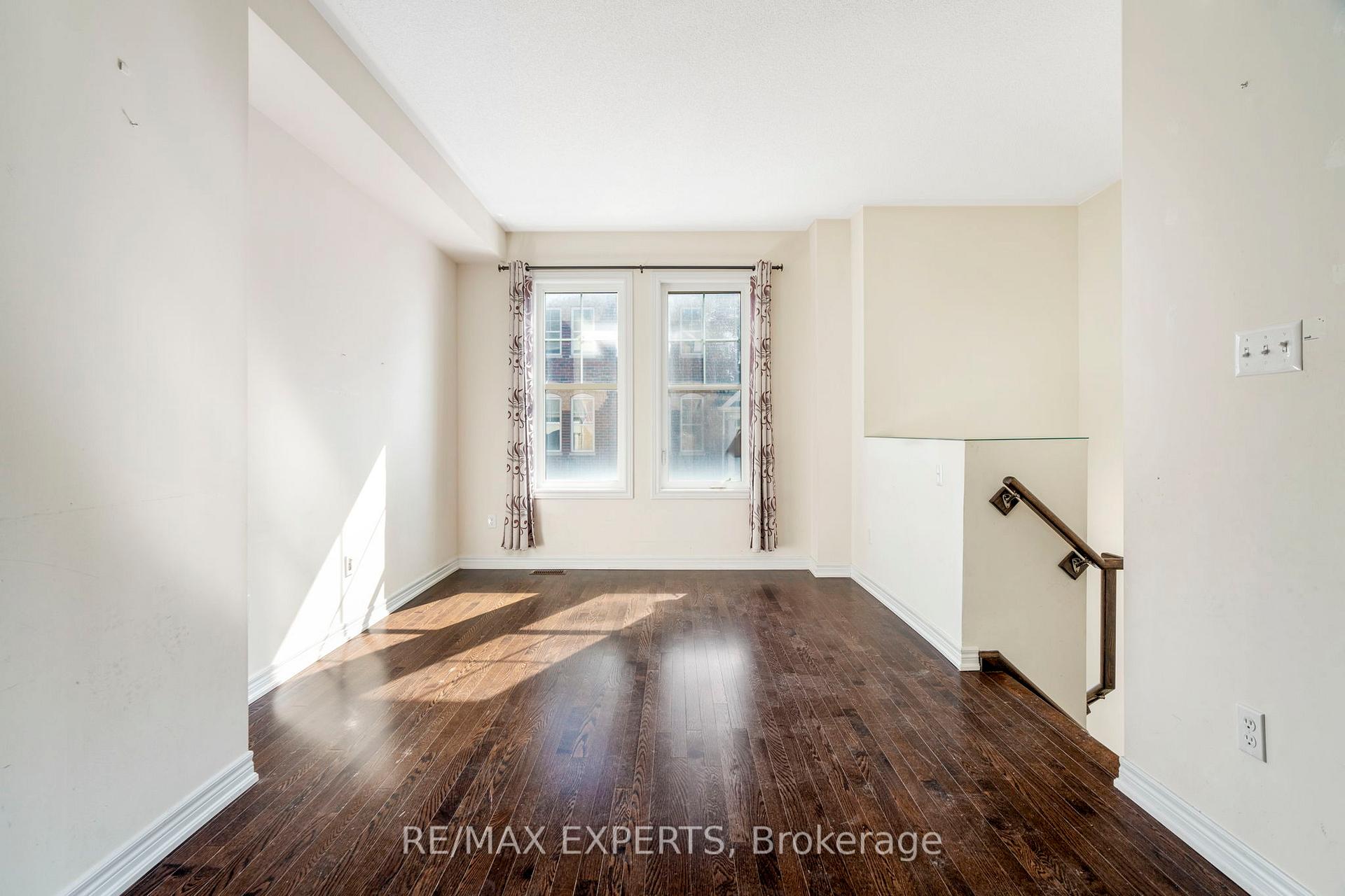 Photo 5 of Unit 16, 10 Porter Avenue W, Vaughan, West Woodbridge — HOMEH