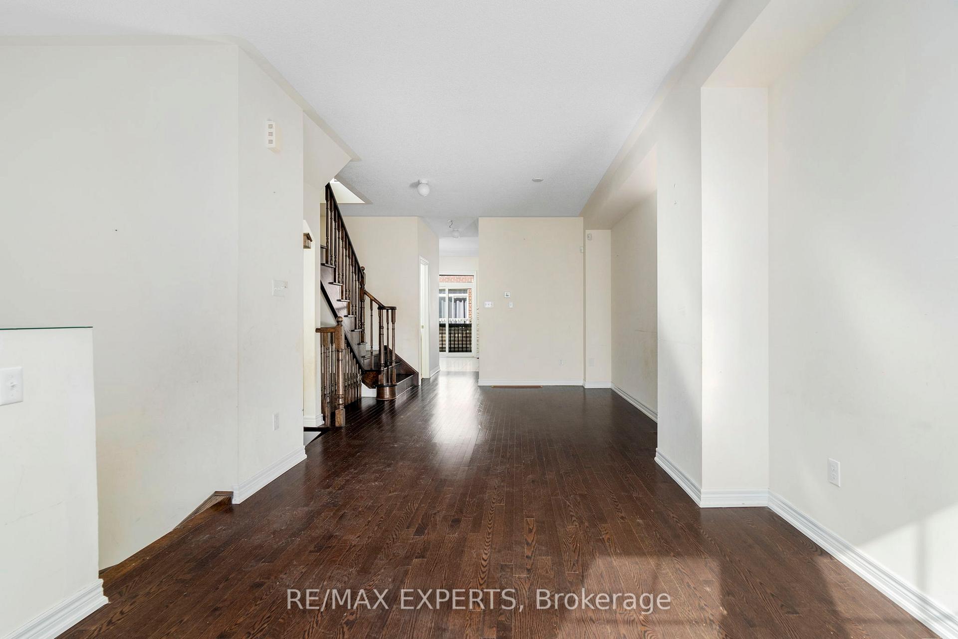 Photo 7 of Unit 16, 10 Porter Avenue W, Vaughan, West Woodbridge — HOMEH
