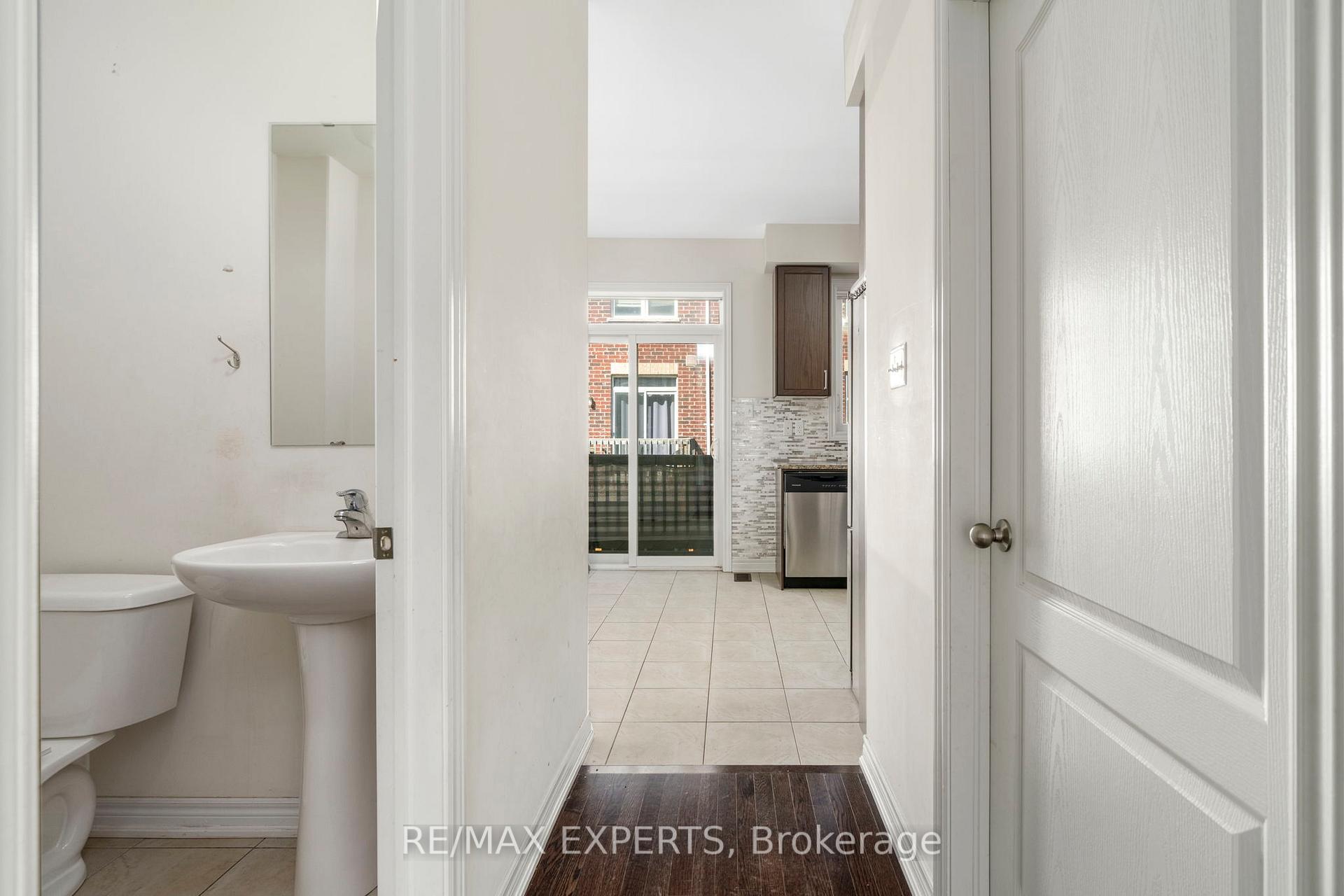 Photo 10 of Unit 16, 10 Porter Avenue W, Vaughan, West Woodbridge — HOMEH