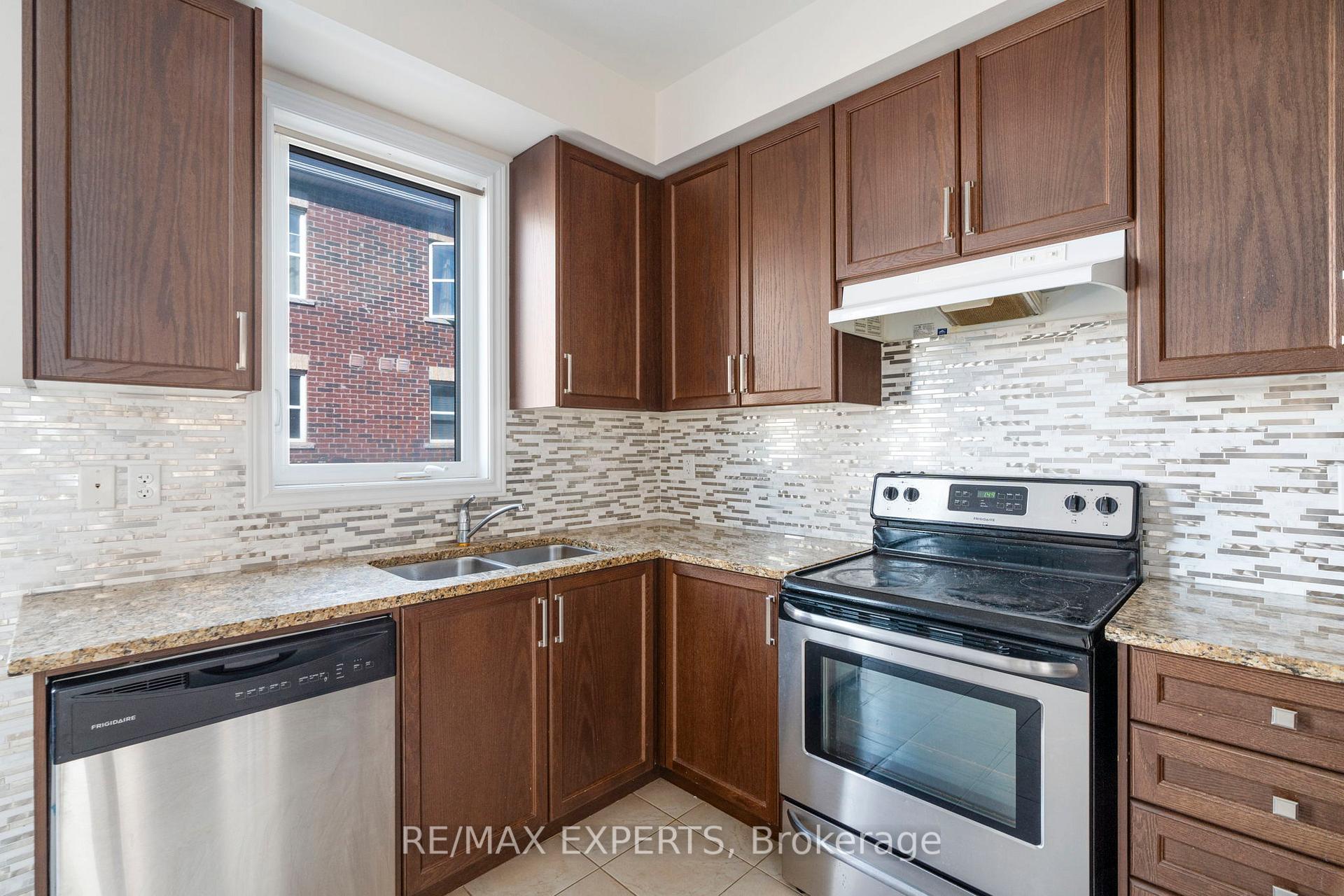 Photo 15 of Unit 16, 10 Porter Avenue W, Vaughan, West Woodbridge — HOMEH