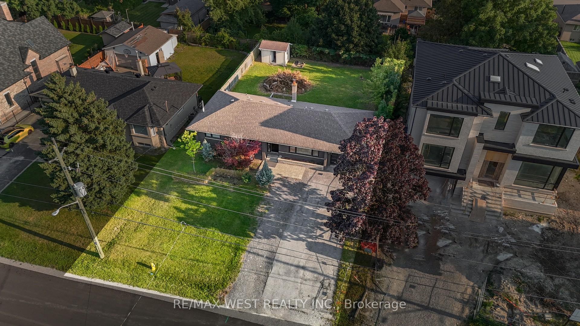 Photo 2 of 33 Goodman Crescent, Vaughan, Maple — HOMEH