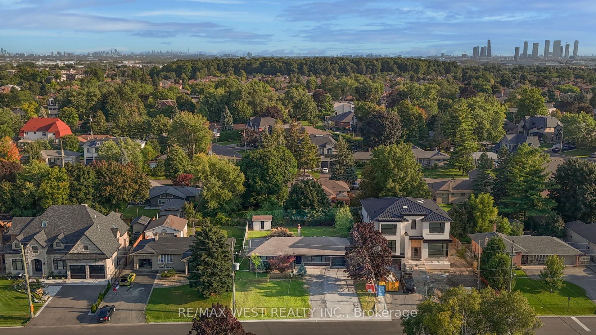 Photo 3 of 33 Goodman Crescent, Vaughan, Maple — HOMEH