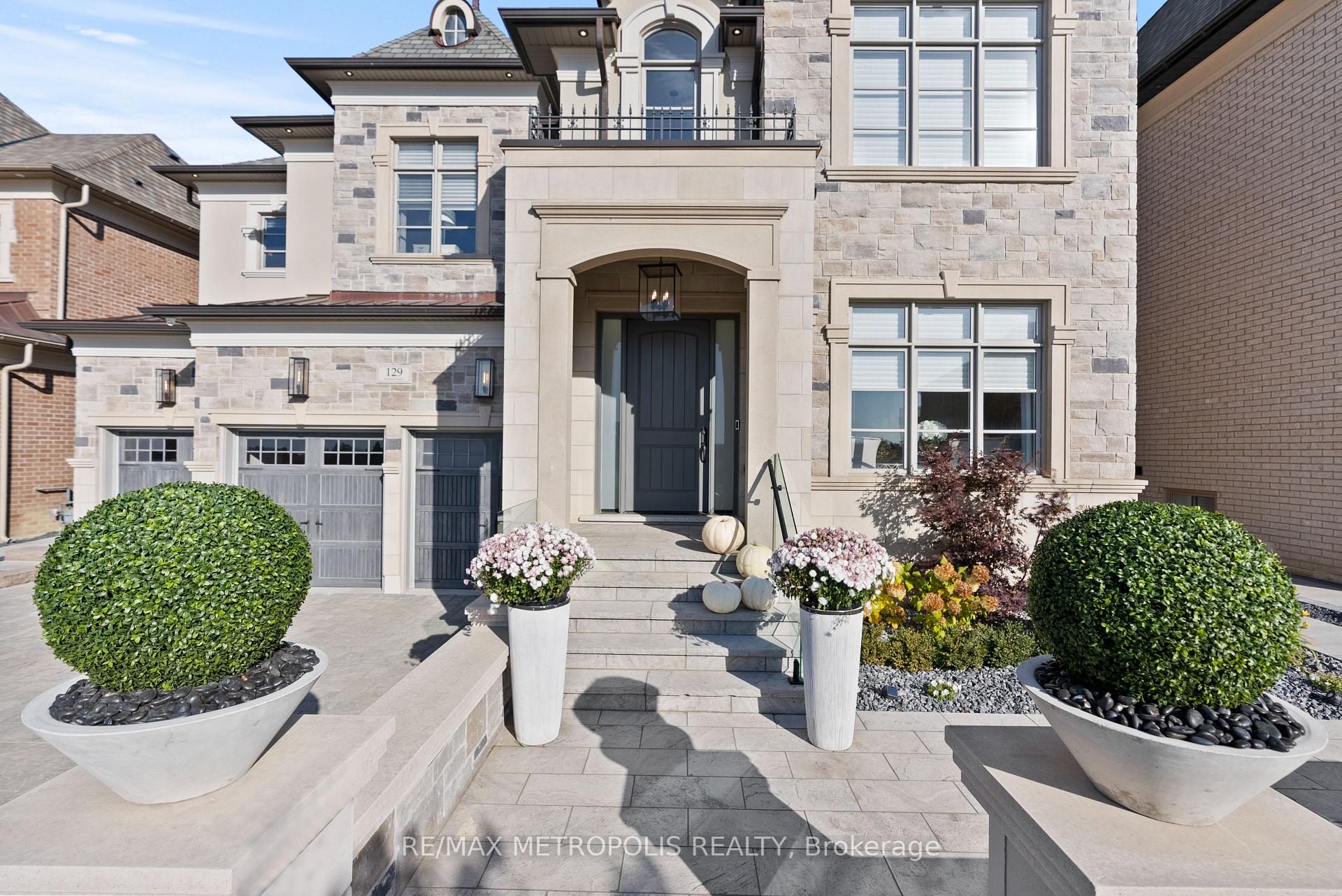 Photo 4 of 129 Endless Circle, Vaughan, Kleinburg — HOMEH