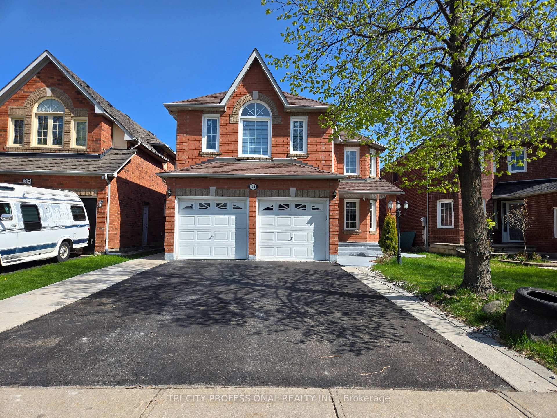 Photo 2 of 40 Brinkley Drive, Brampton, Snelgrove — HOMEH