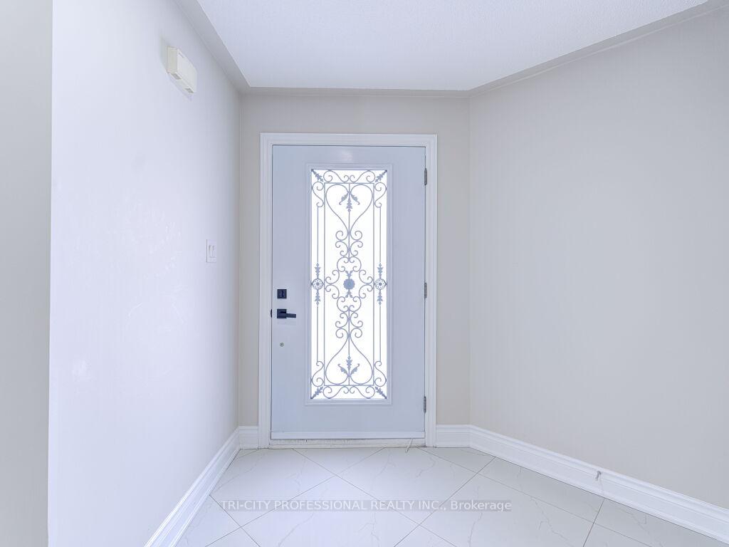 Photo 3 of 40 Brinkley Drive, Brampton, Snelgrove — HOMEH