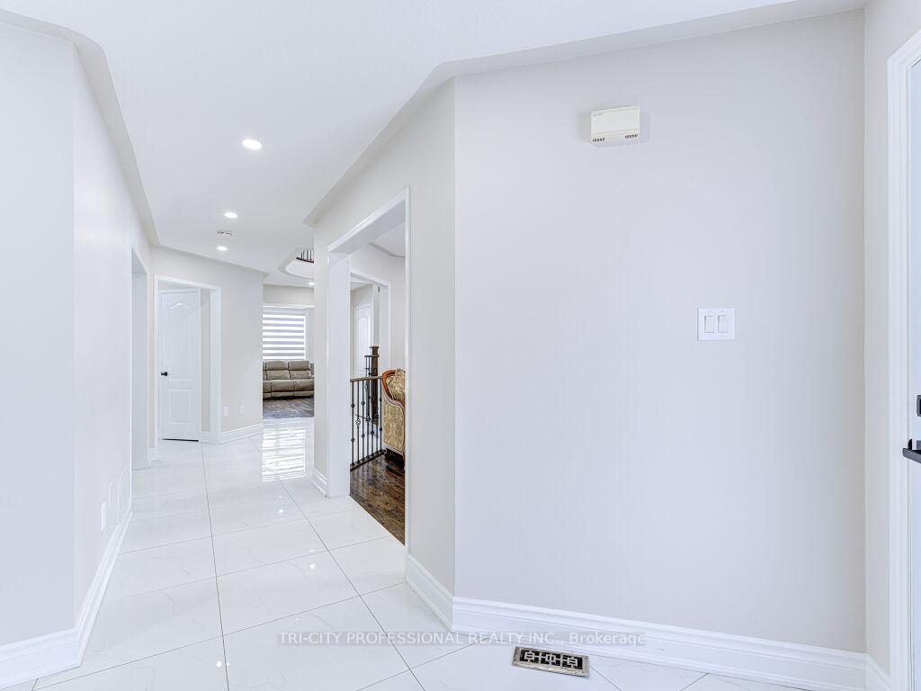 Photo 4 of 40 Brinkley Drive, Brampton, Snelgrove — HOMEH
