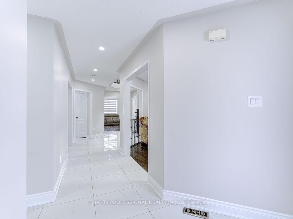 Photo 5 of 40 Brinkley Drive, Brampton, Snelgrove — HOMEH