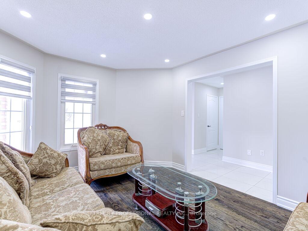 Photo 7 of 40 Brinkley Drive, Brampton, Snelgrove — HOMEH