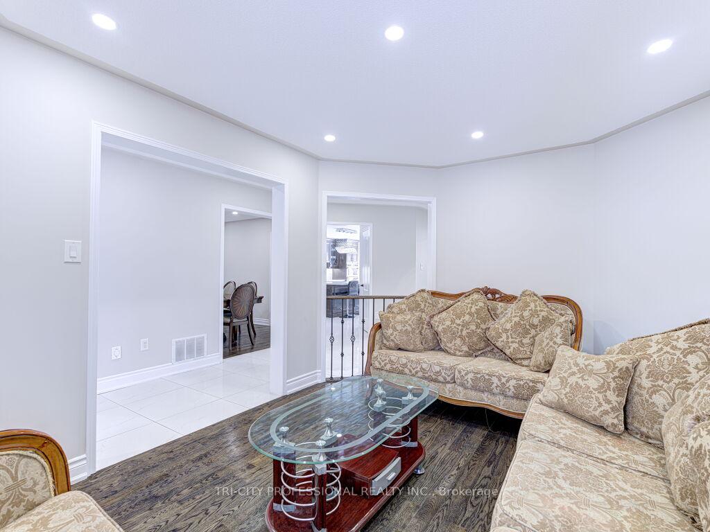 Photo 8 of 40 Brinkley Drive, Brampton, Snelgrove — HOMEH
