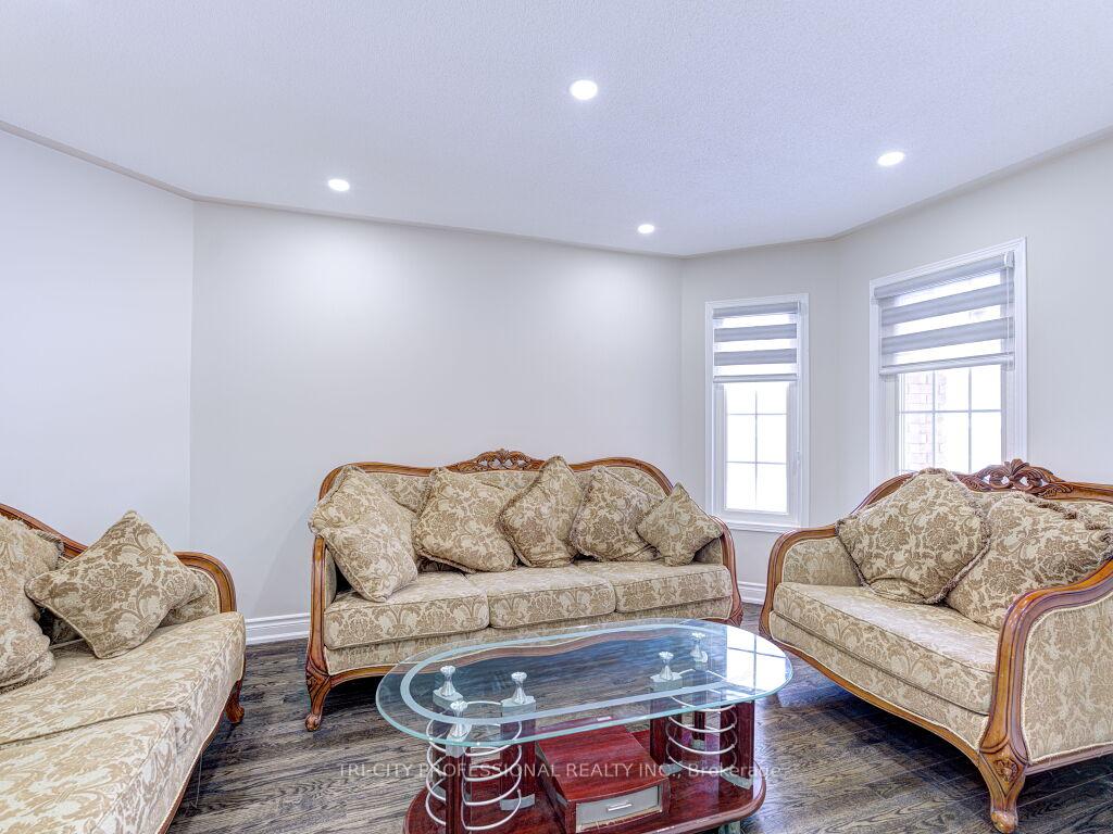 Photo 9 of 40 Brinkley Drive, Brampton, Snelgrove — HOMEH
