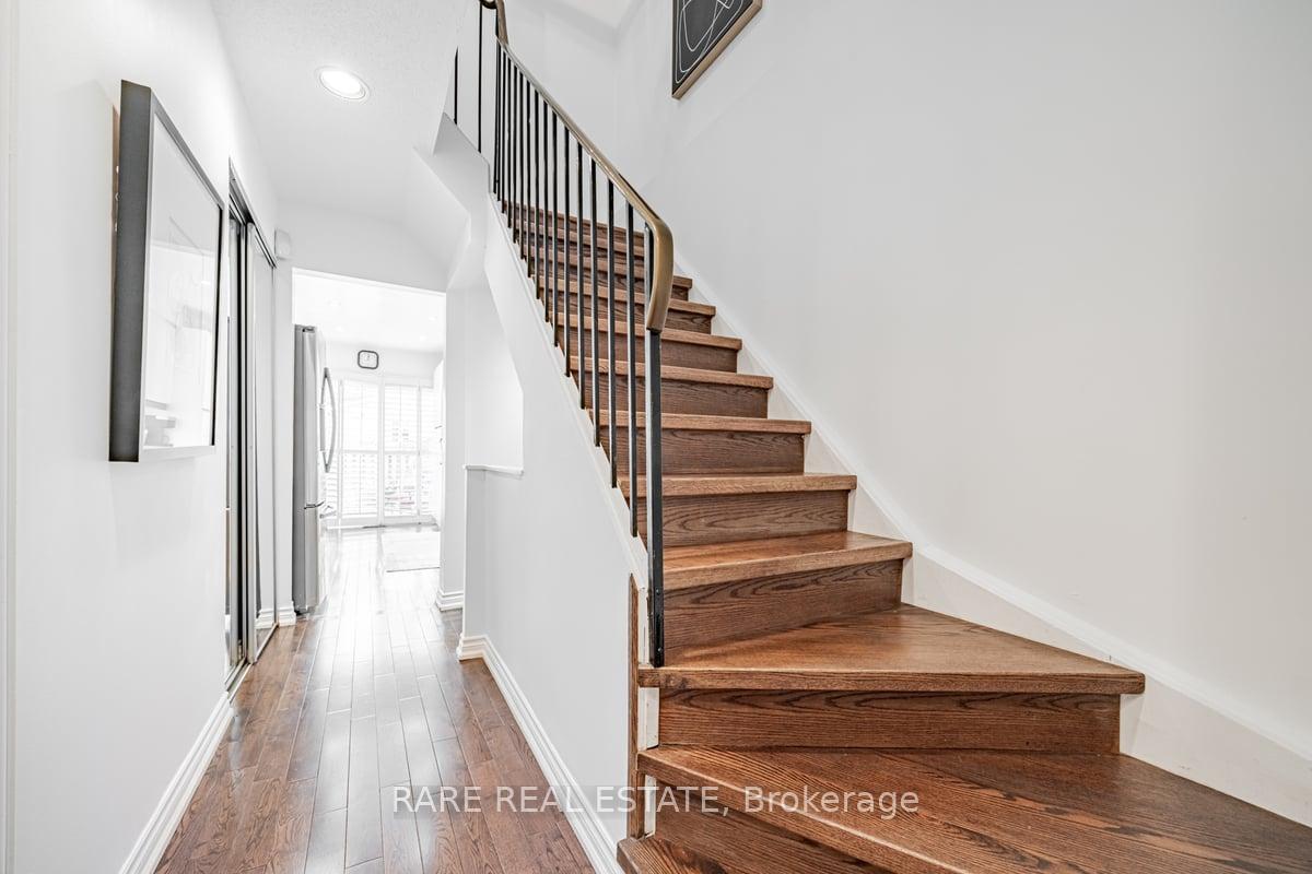 Photo 3 of 5 Mabley Crescent, Vaughan, Lakeview Estates — HOMEH