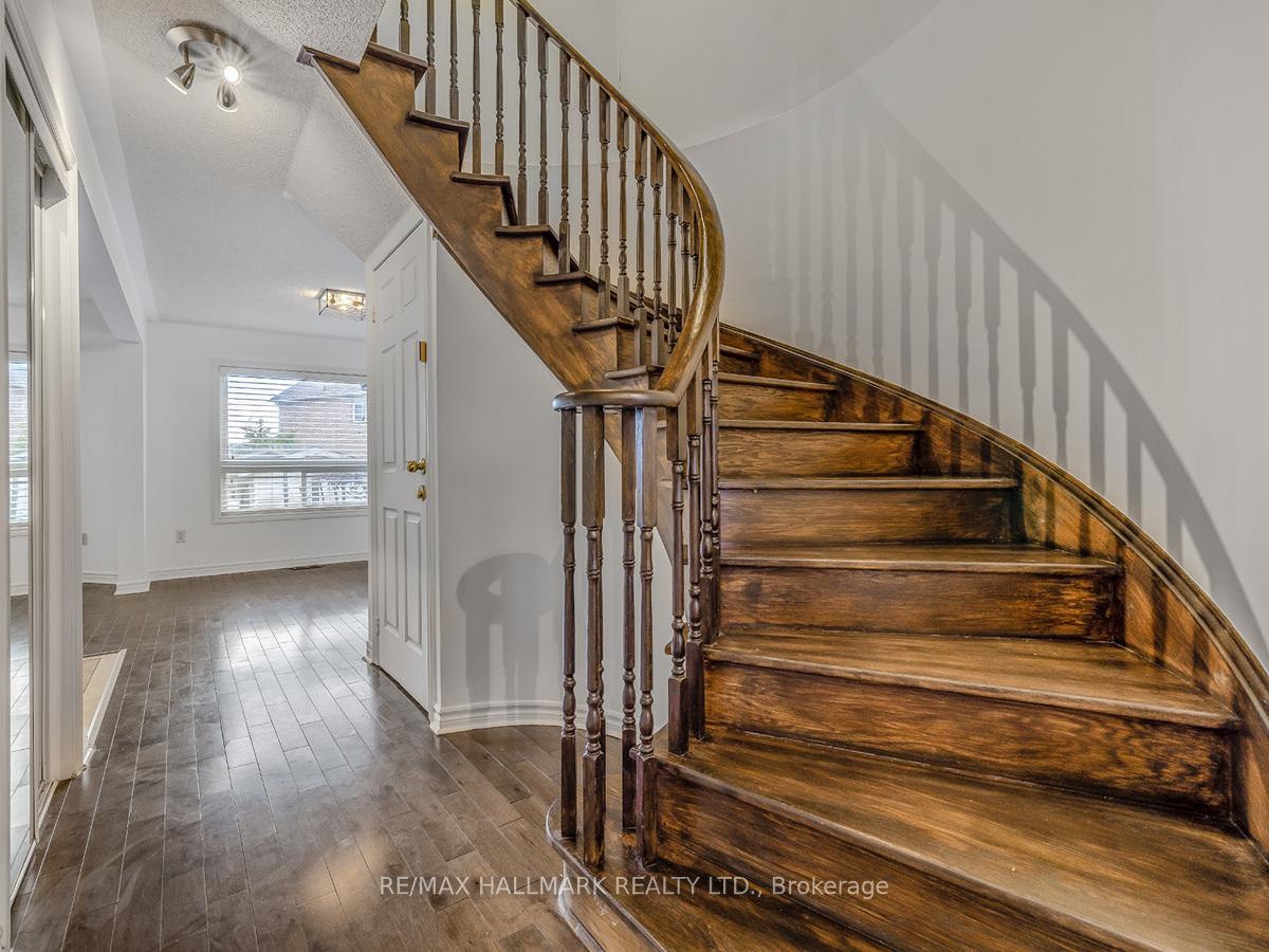 Photo 3 of 101 Kale Crescent, Vaughan, Maple — HOMEH