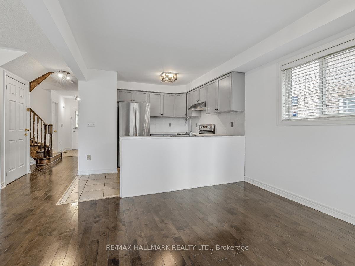 Photo 5 of 101 Kale Crescent, Vaughan, Maple — HOMEH