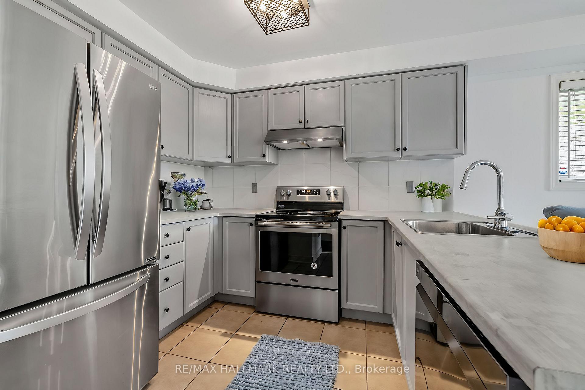 Photo 10 of 101 Kale Crescent, Vaughan, Maple — HOMEH